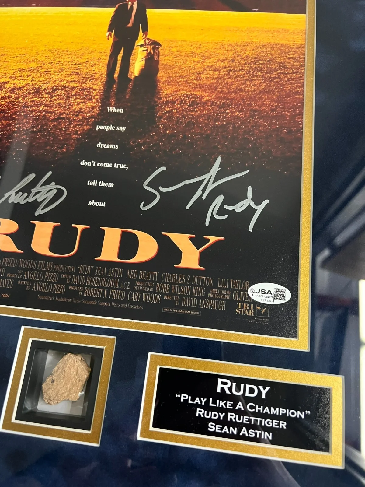 Rudy Ruettiger, Sean Astin — Astin Reuttiger autographed suede framed 11x14 photo & relic Notre Dame Rudy JSA, изображение 3