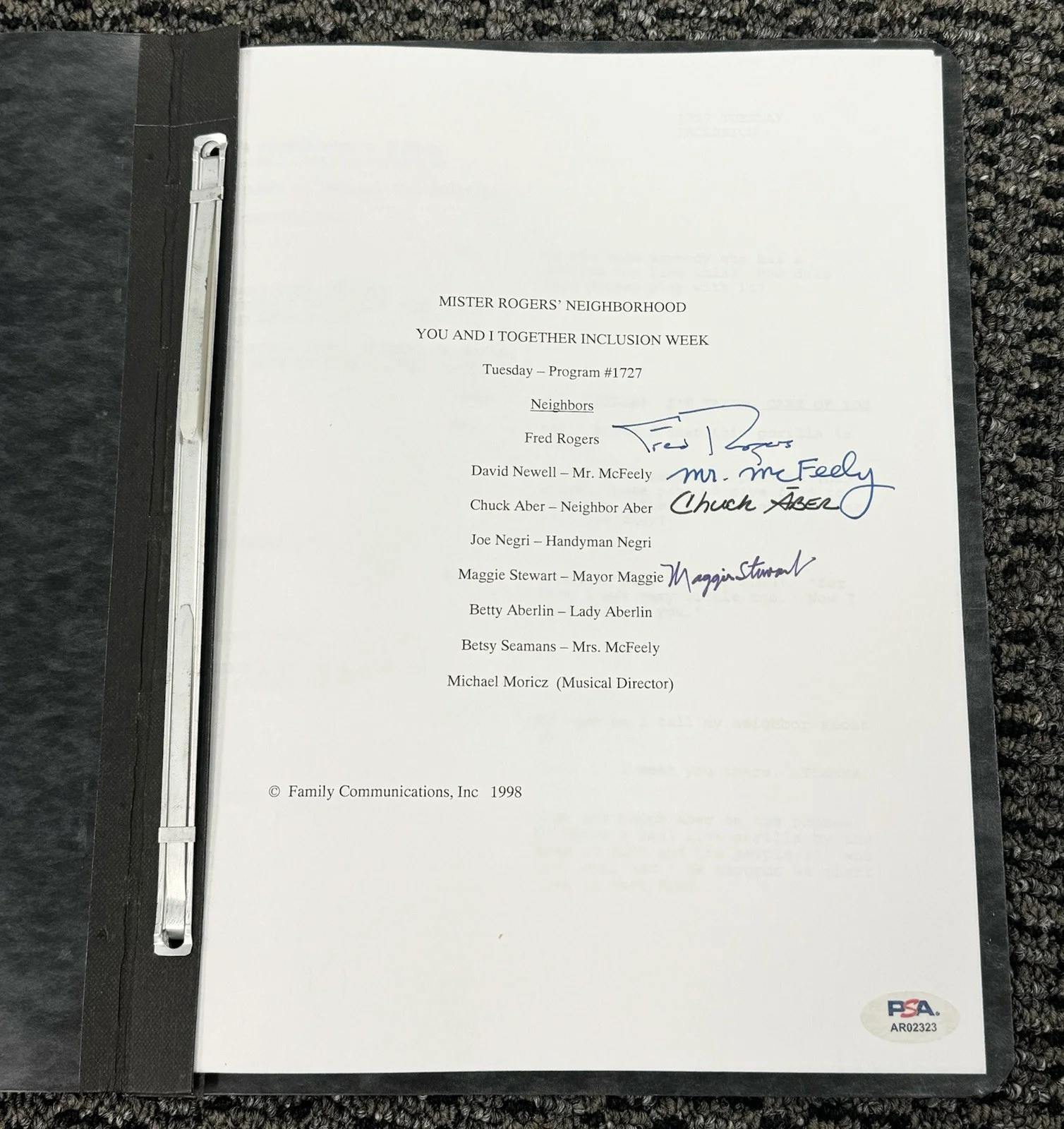 Fred Rogers Cast — Fred Rogers Mister Rogers’ Neighborhood Cast Signed Autograph Script PSA/DNA LOA, изображение 2