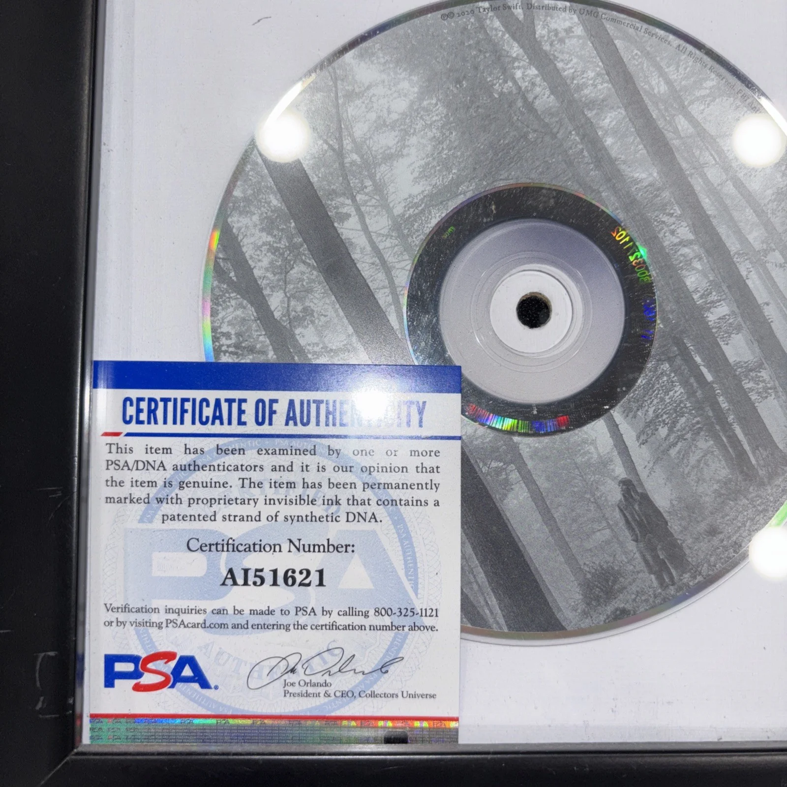 TAYLOR SWIFT — Taylor Swift signed Autographed "FOLKLORE" CD Framed PSA Authenticated, image 2