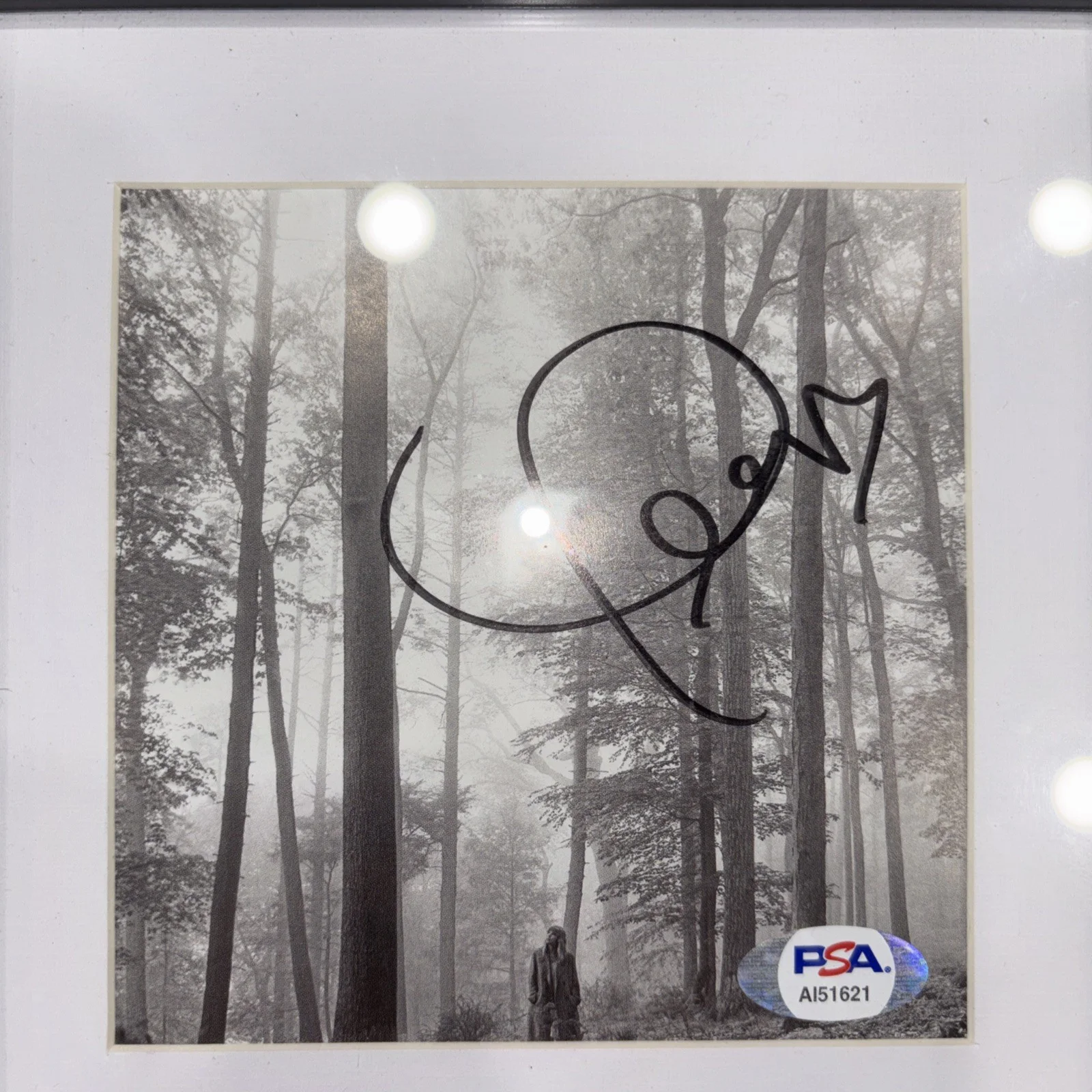 TAYLOR SWIFT — Taylor Swift signed Autographed "FOLKLORE" CD Framed PSA Authenticated, image 3