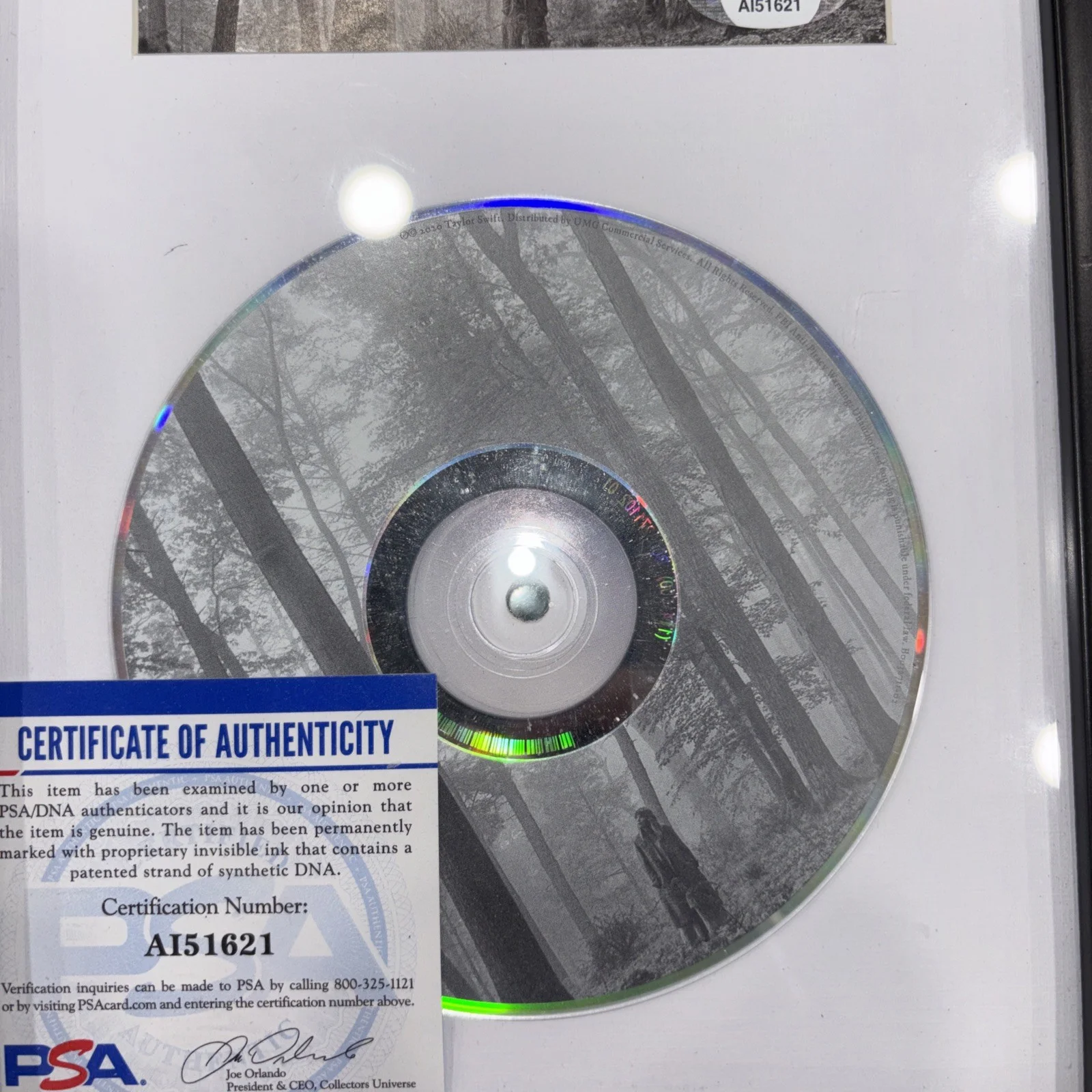 TAYLOR SWIFT — Taylor Swift signed Autographed "FOLKLORE" CD Framed PSA Authenticated, image 4