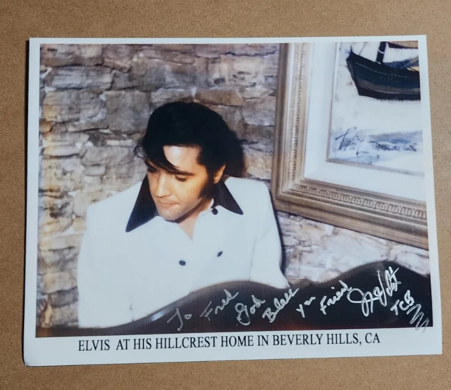 Vtg Photo of ELVIS PRESLEY at his home in Beverly Hills SIGNED by JIMMY VELVET, изображение 2