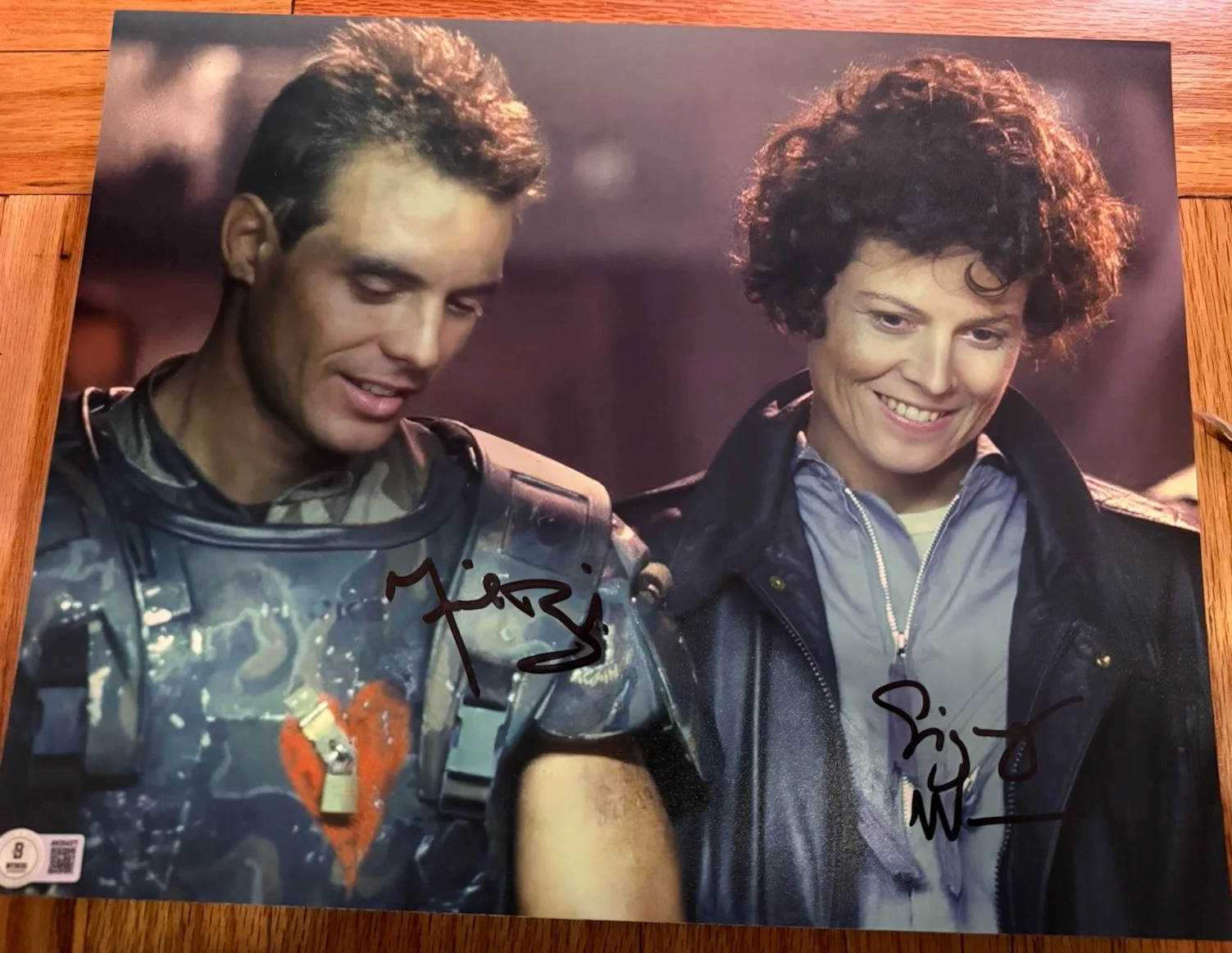 Sigourney Weaver — ALIENS SIGOURNEY WEAVER & MICHAEL BIEHN SIGNED 11x14 PHOTO BECKETT BAS WITNESSED, изображение 2