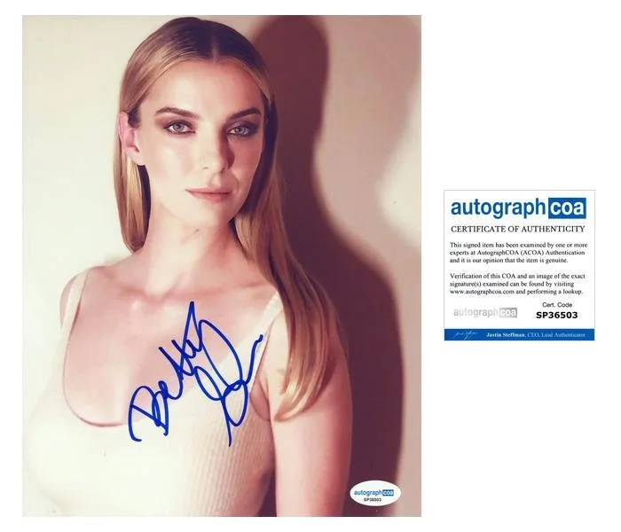 Betty Gilpin — Betty Gilpin "GLOW" Autograph SIGNED Autographed 8x10 Photo ACOA
