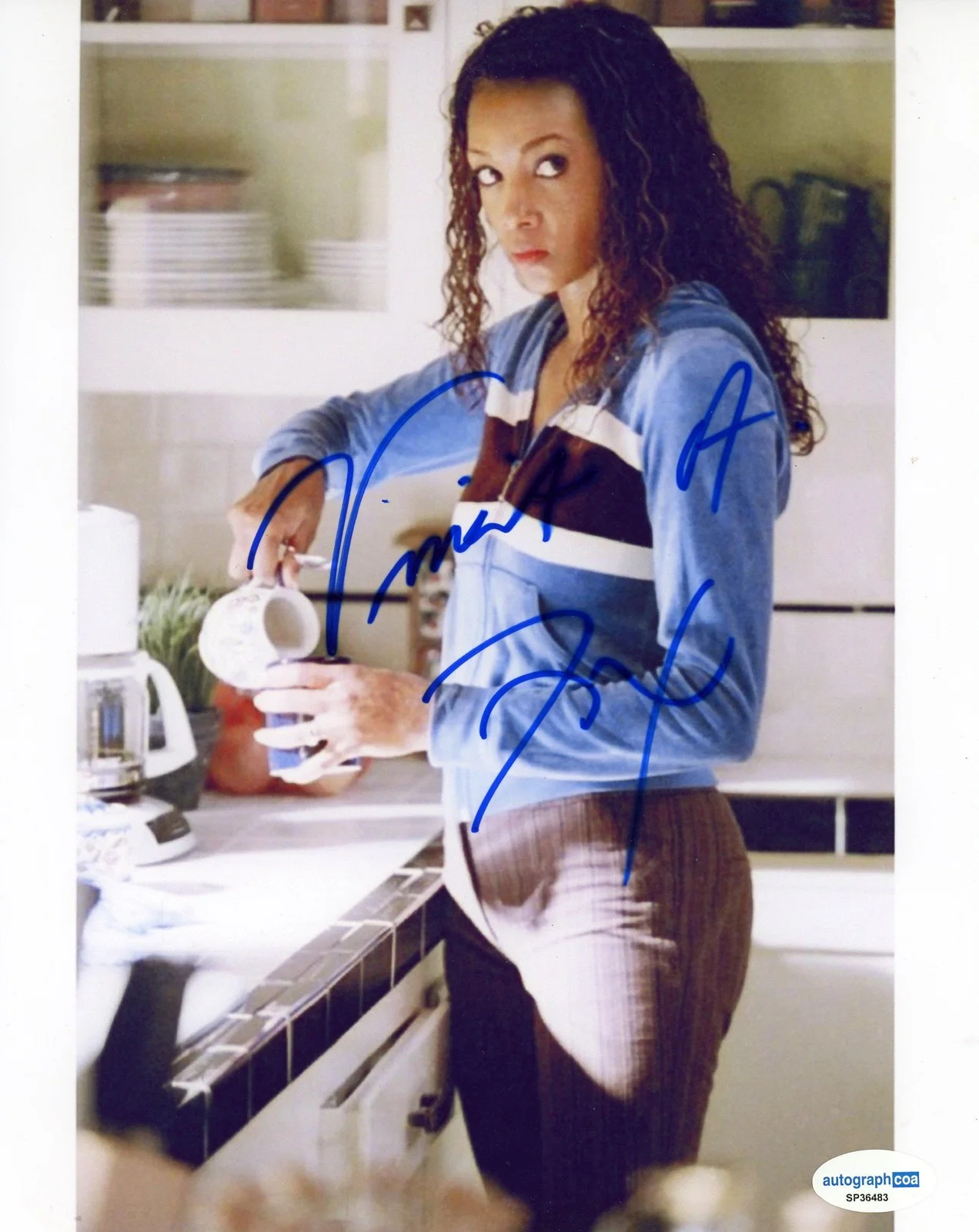 Vivica A. Fox — Vivica A. Fox "Kill Bill" AUTOGRAPH Signed 'Vernita Green' 8x10 Photo ACOA, image 2