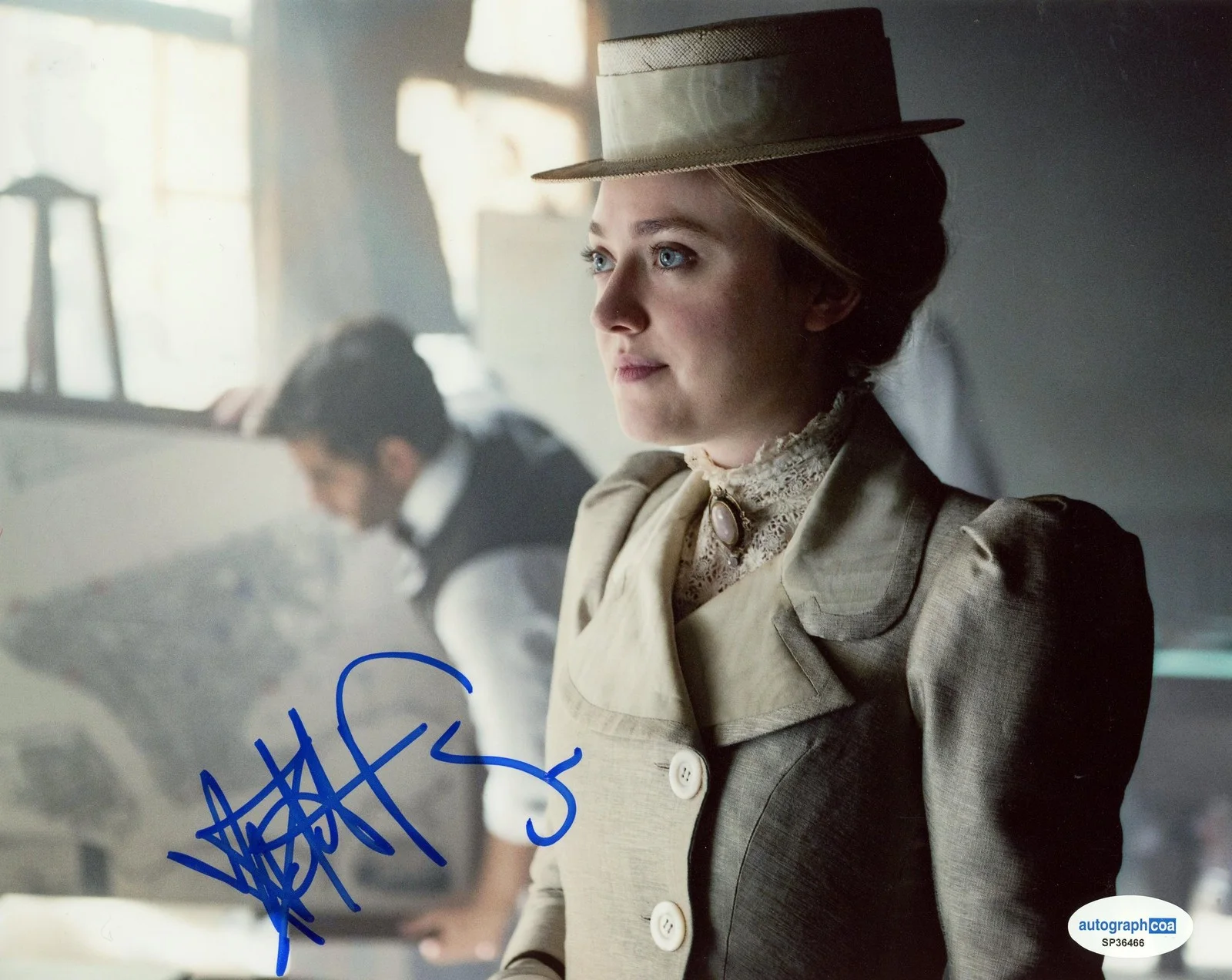 Dakota Fanning — Dakota Fanning "The Alienist" AUTOGRAPH Signed 'Sara Howard' 8x10 Photo B ACOA, изображение 2