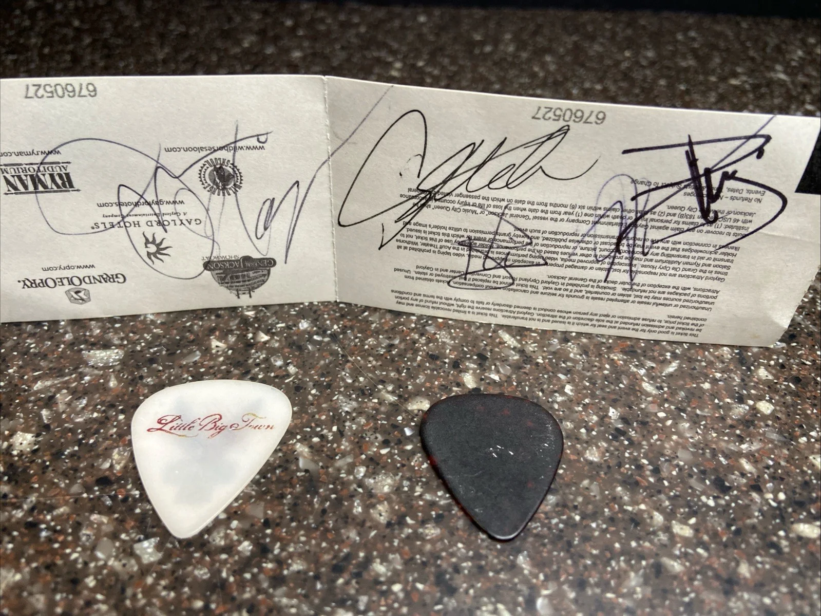 *SIGNED* Little Big Town Ticket & Guitar Picks Opry 2011 Christmas Autographed, image 2