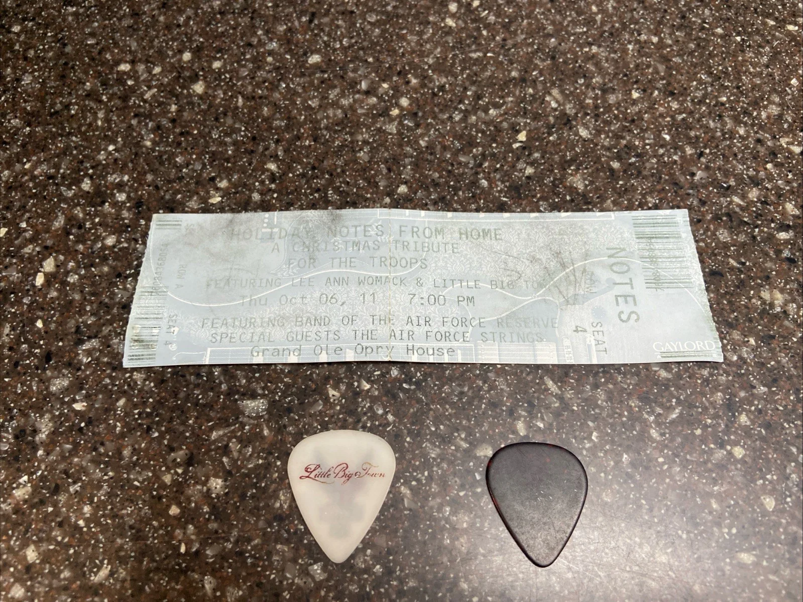 *SIGNED* Little Big Town Ticket & Guitar Picks Opry 2011 Christmas Autographed, image 5