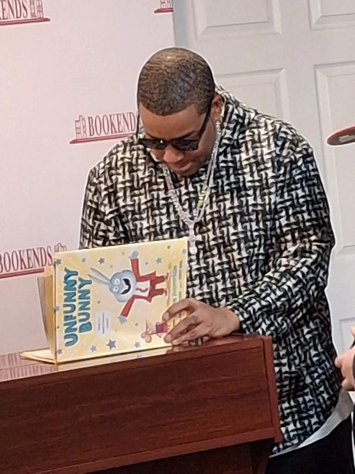 Kenan Thompson — Kenan Thompson Autographed Unfunny Bunny Hardcover 1st Edition SNL, изображение 3