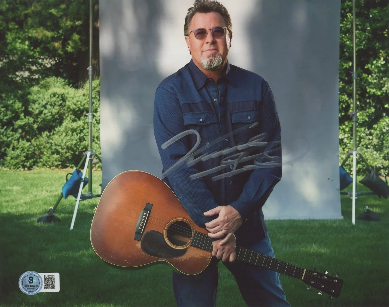 Vince Gill — Vince Gill Country Musician Authentic Signed 8x10 Horizontal Photo BAS 6