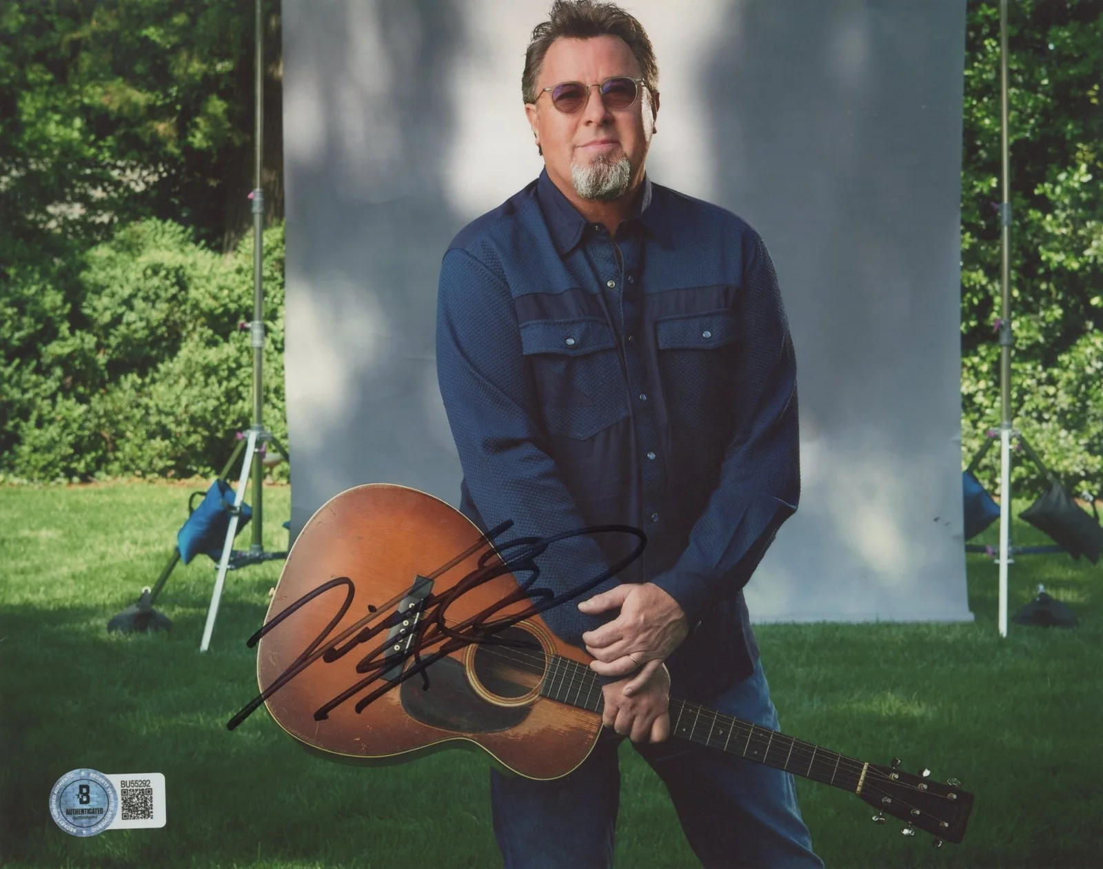 Vince Gill — Vince Gill Country Musician Authentic Signed 8x10 Horizontal Photo BAS 7