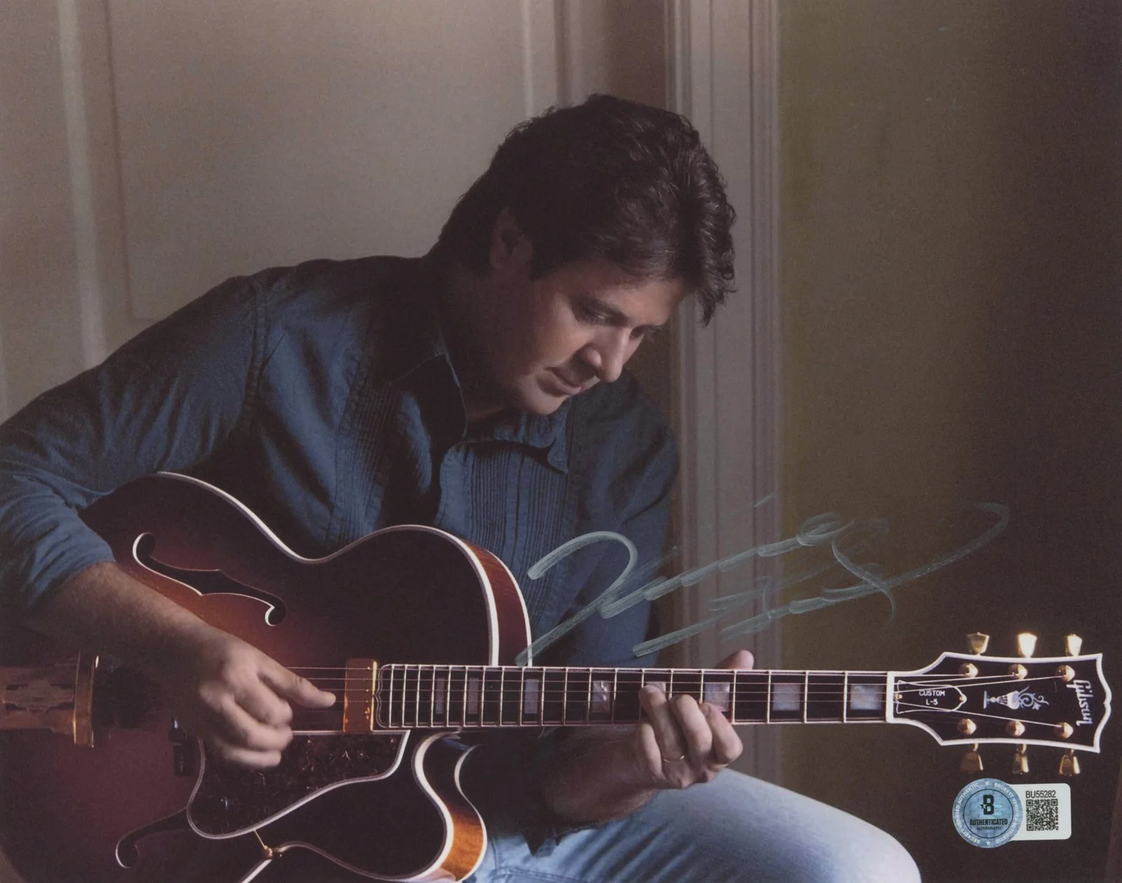 Vince Gill — Vince Gill Country Musician Authentic Signed 8x10 Horizontal Photo BAS 5