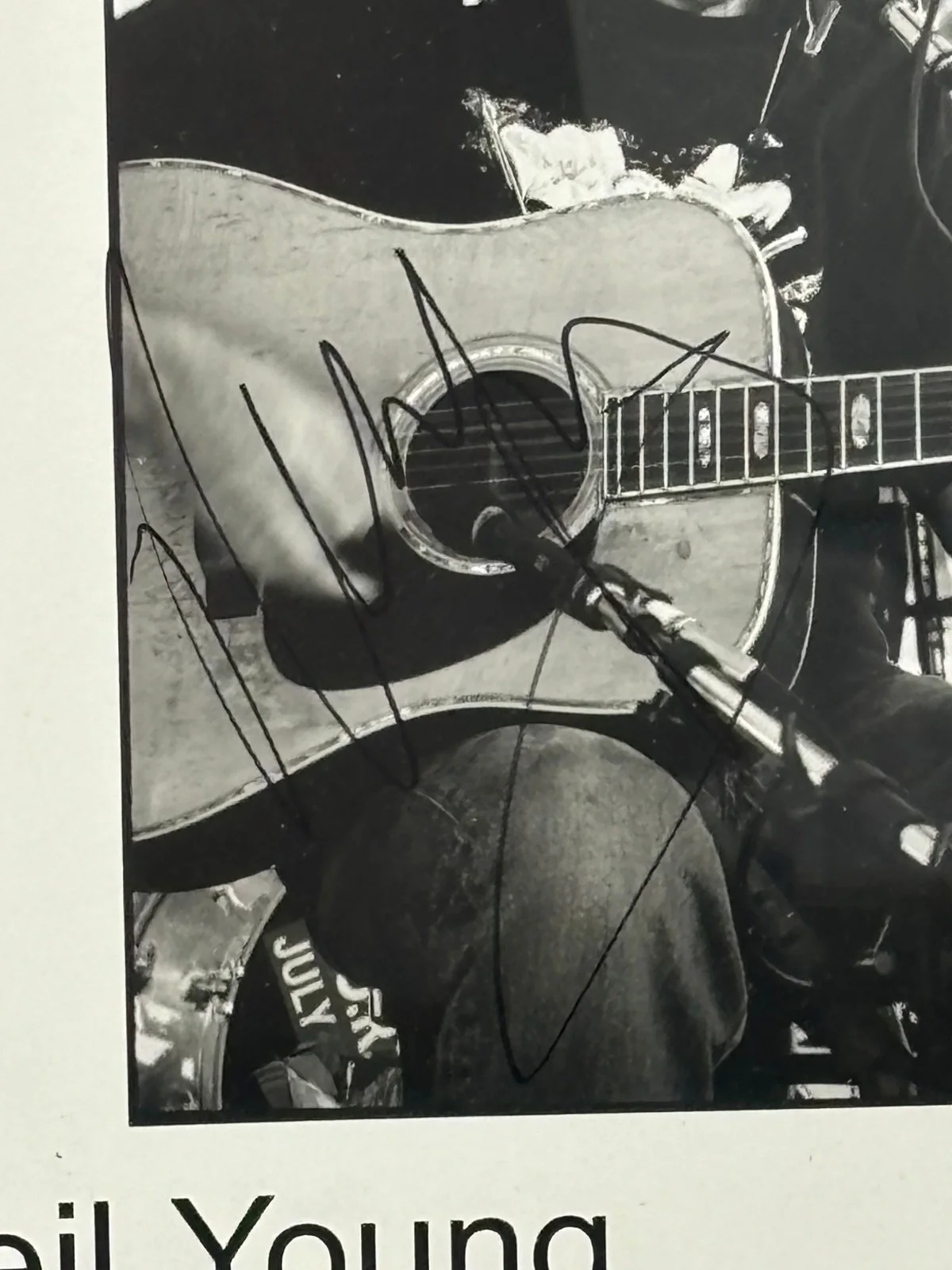 Neil Young Autographed 8x10 Photograph – PSA/DNA Certified – Framed Display, изображение 2