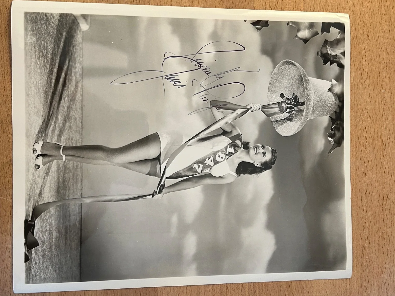 Shirley Temple - Born April 23, Died February 10 — Collection of 12 authentic vintage signed movie photographs, изображение 3