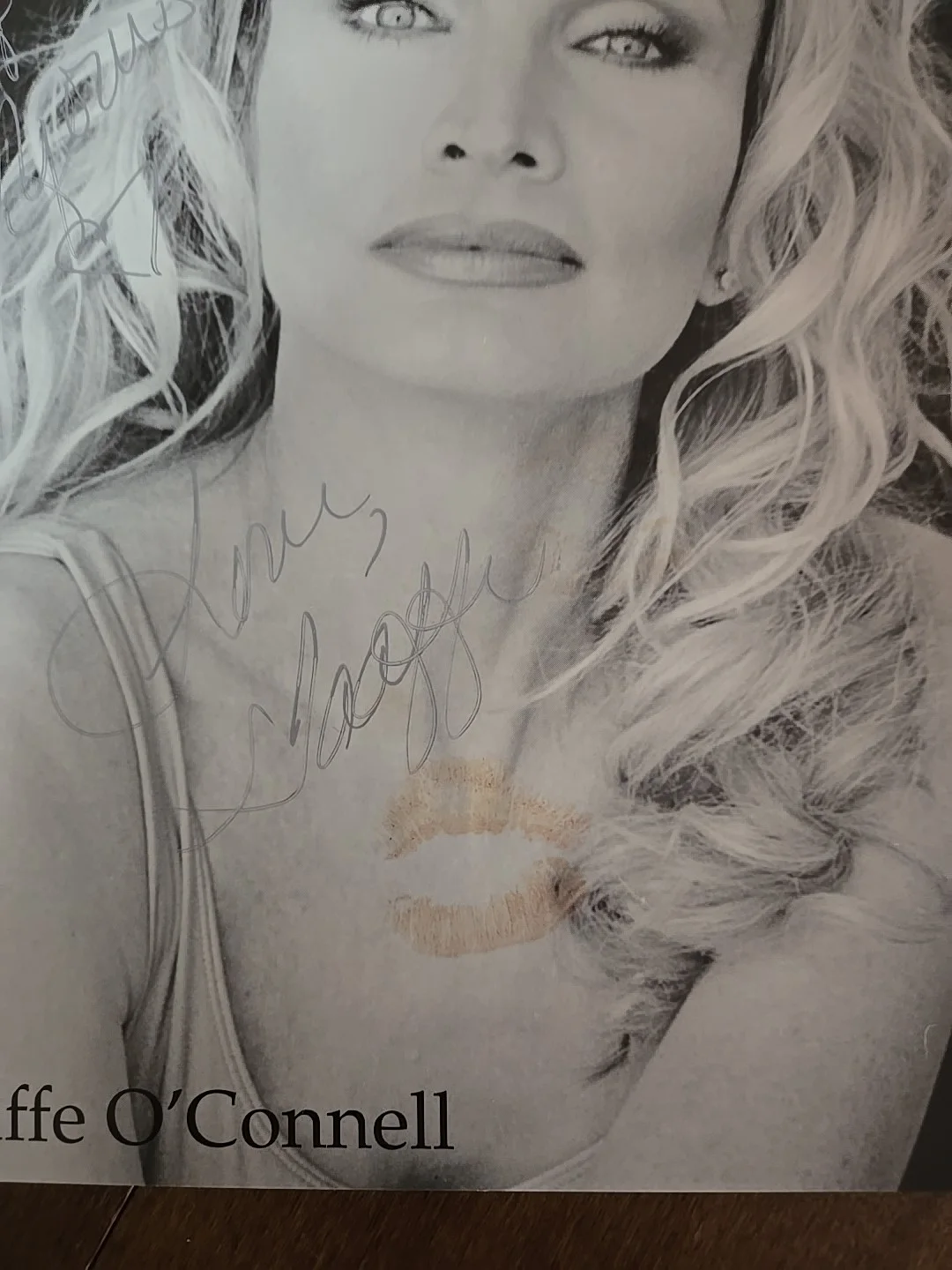 Taaffe O'Connell — B Movie Actress Taaffe O'Connell Kiss and Signed Autographed 8x10 Photograph, изображение 2
