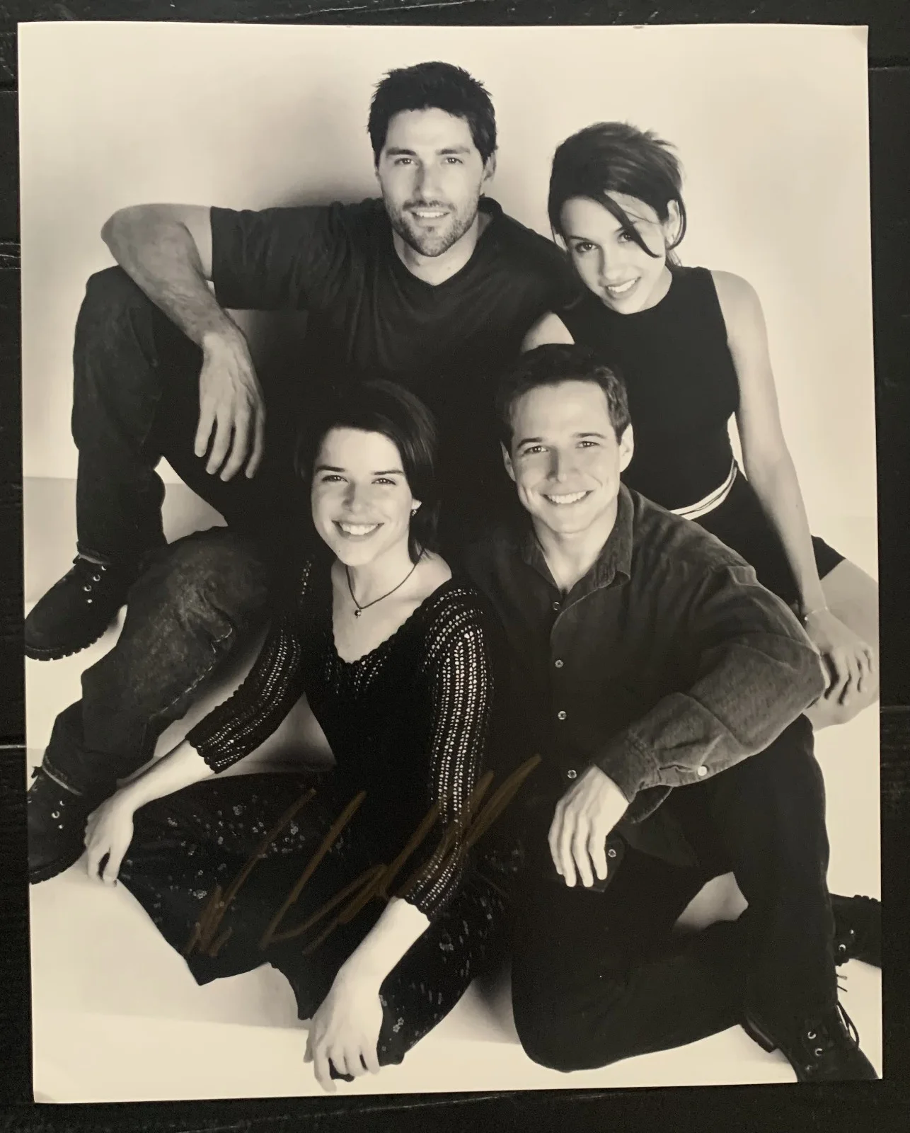 Neve Campbell — Neve Campbell SIGNED 8x10 Party of Five Julia Salinger