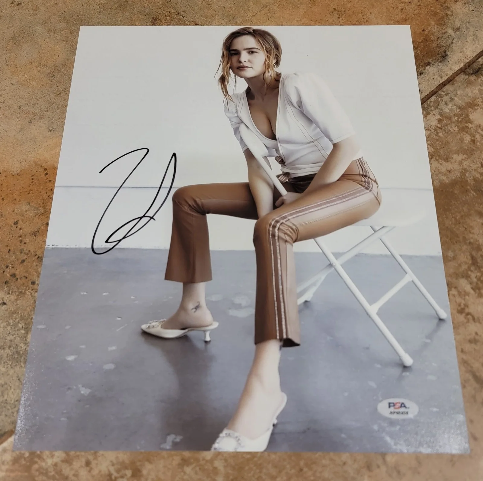 Zoey Deutch — Zoey Deutch signed 11x14 Photo PSA DNA Autograph photoshoot long legs