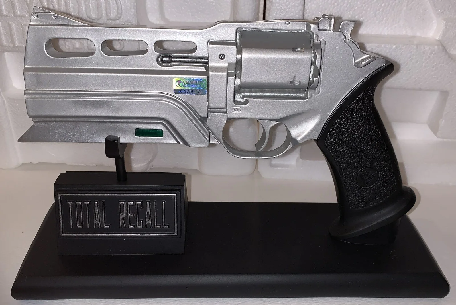Kate Beckinsale — Kate Beckinsale ‘Total Recall’ RARE Original Signed HCG 1:1 Prop Replica Blaster, image 2
