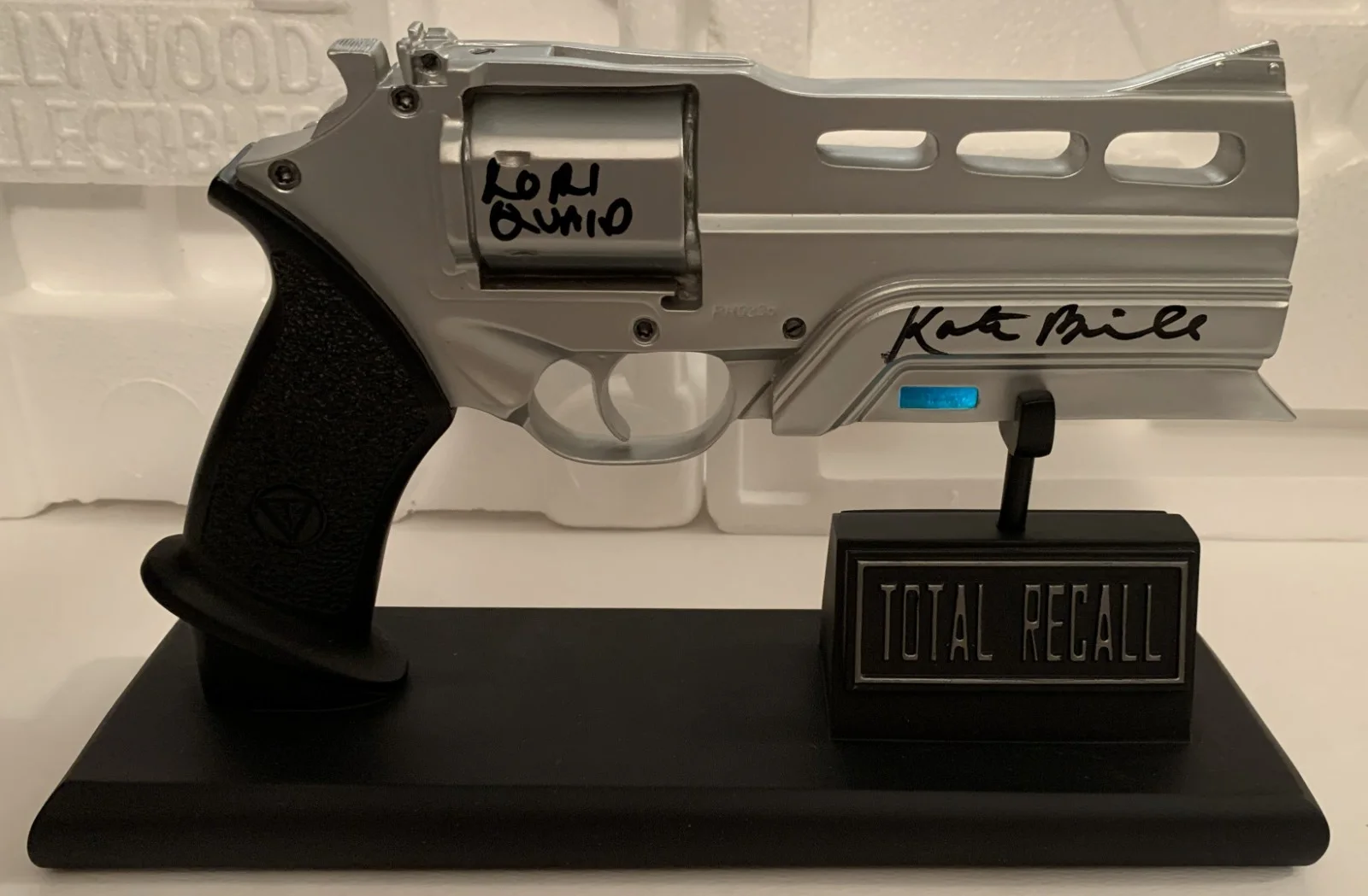 Kate Beckinsale — Kate Beckinsale ‘Total Recall’ RARE Original Signed HCG 1:1 Prop Replica Blaster, image 4