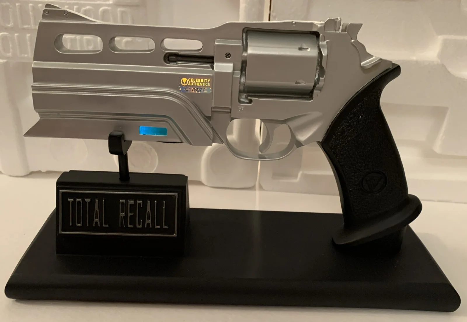 Kate Beckinsale — Kate Beckinsale ‘Total Recall’ RARE Original Signed HCG 1:1 Prop Replica Blaster, image 5
