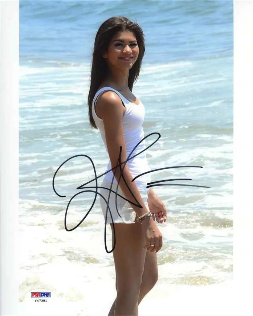 Zendaya Coleman — Zendaya Coleman Spiderman Zapped Shake It Up Signed 8x10 Photo PSA/DNA
