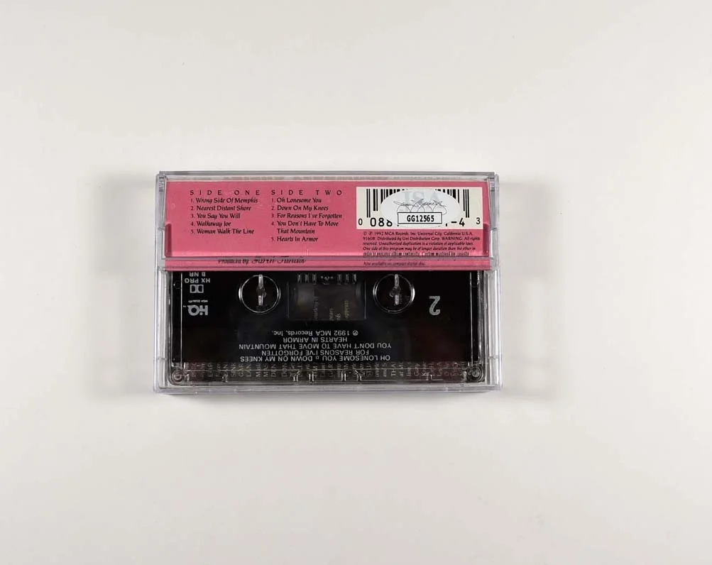 Trisha Yearwood Hearts in Amor Autographed Signed Cassette Tape JSA COA, изображение 2