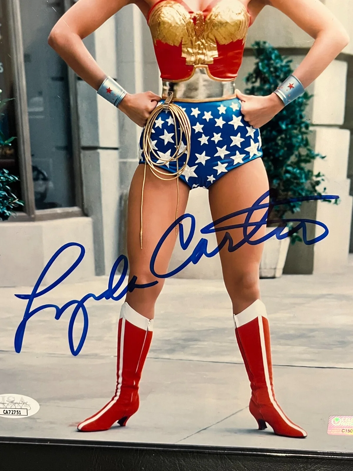 Lynda Carter — Lynda Carter - Wonder Woman Signed 8x10 Photo JSA, image 2