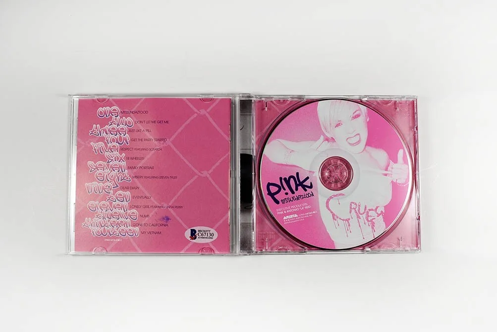 Pink Missundaztood Autographed Signed CD Cover Authentic Beckett BAS COA, изображение 2