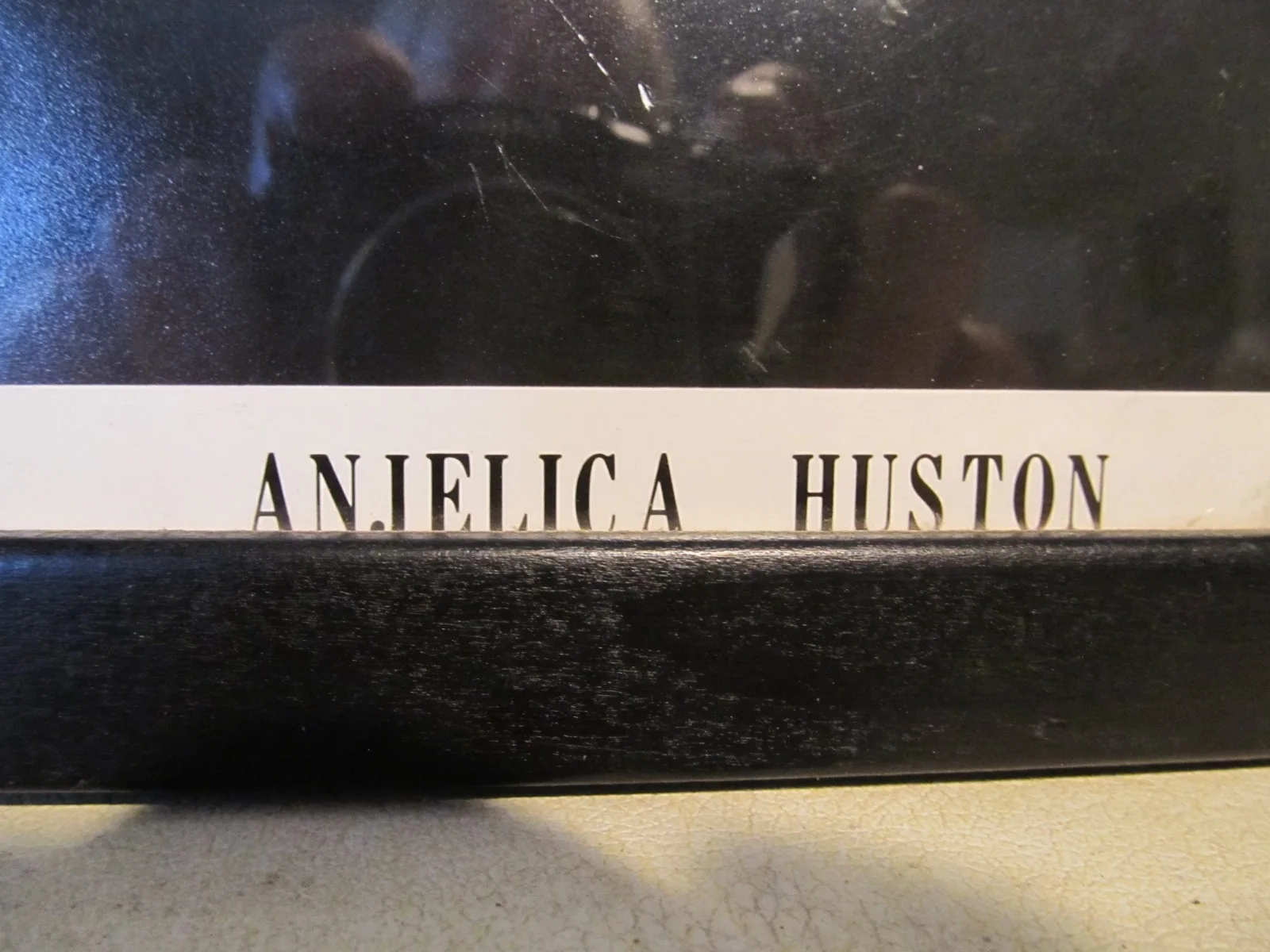 Anjelica Houston — Signed Anjelica Houston photogragh Adams Family star framed and ready to hang, изображение 2