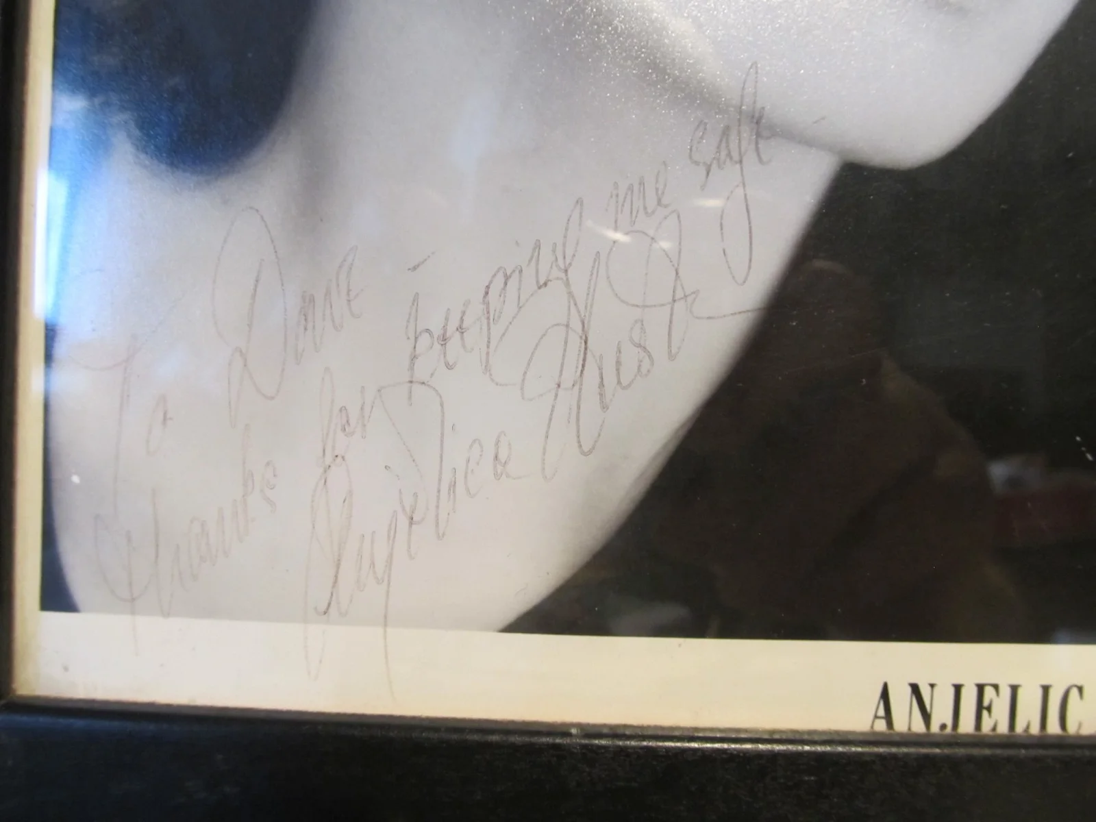 Anjelica Houston — Signed Anjelica Houston photogragh Adams Family star framed and ready to hang, изображение 4