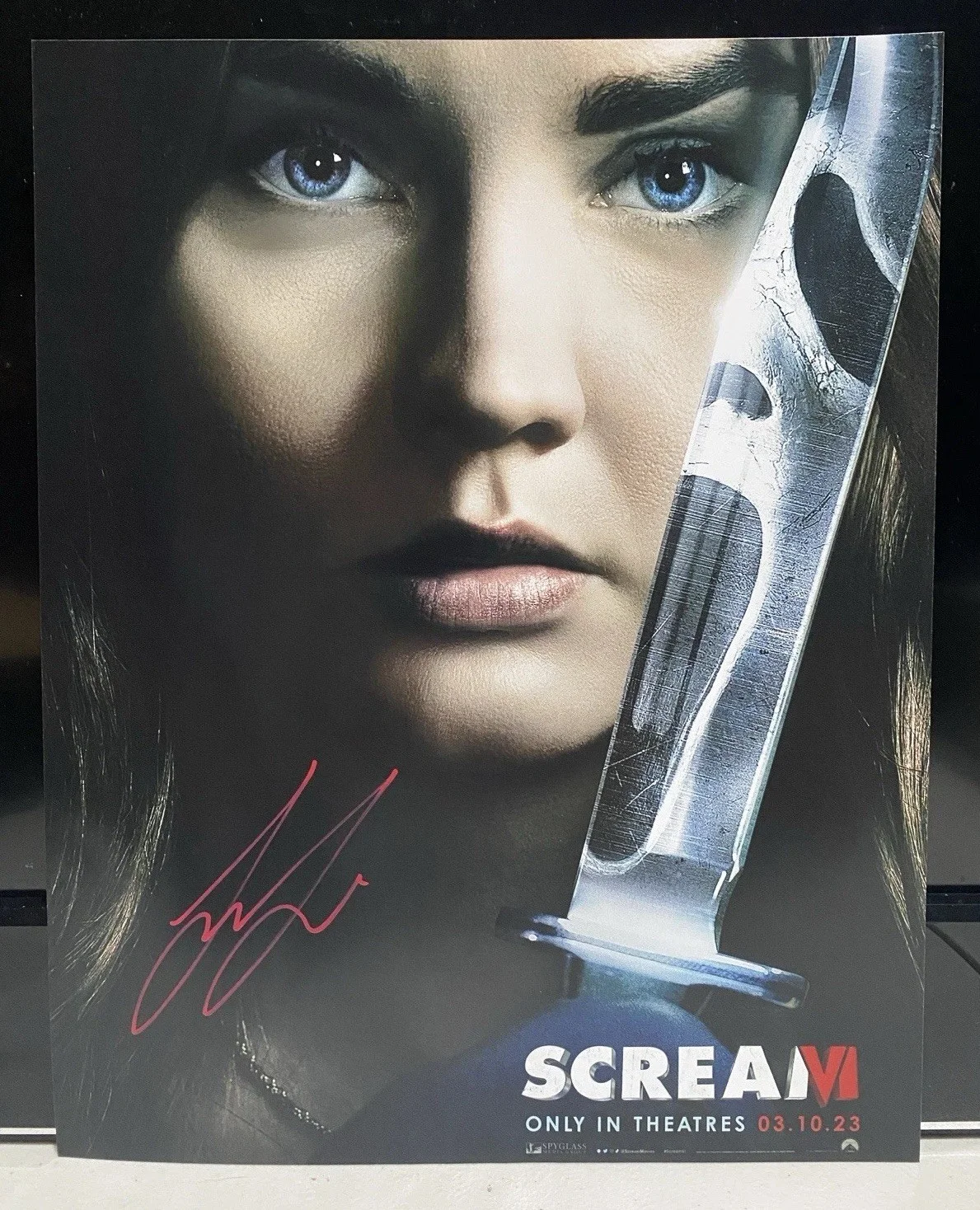 Liana Liberato — Liana Liberato Signed 11x14 Photo Scream (Beckett COA)