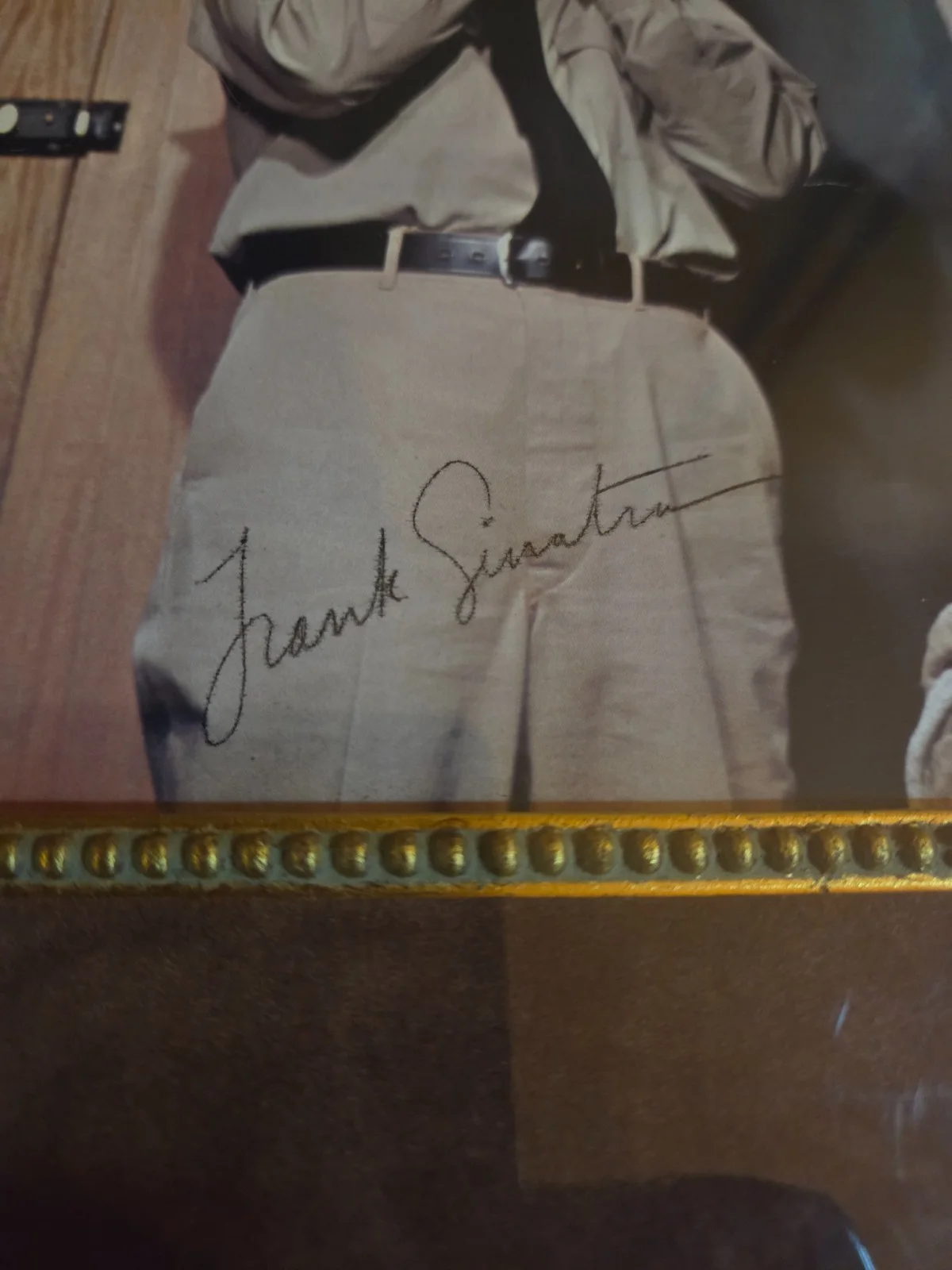 frank sinatra — FRANK SINATRA signed professional FRAMED matted DISPLAY photo assault on a queen, image 2