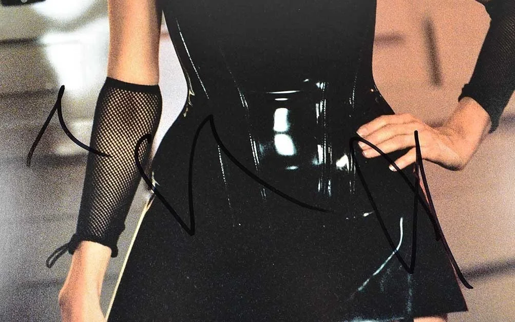 angelina jolie — Angelina Jolie Mr & Mrs Autographed Signed 12x18 Photo Authentic PSA/DNA COA, изображение 2