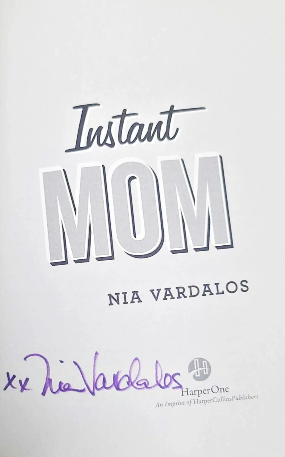 Nia Vardalos — Nia Vardalos Autographed Signed first edition autographed book, "INSTANT MOM", изображение 3