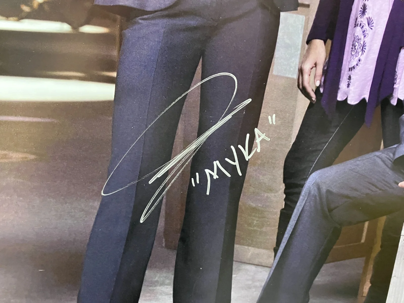 Joanne Kelly — Joanne Kelly "MYKA" Autographed Large Size 36 x 24 WAREHOUSE 13 Photo with COA, изображение 2