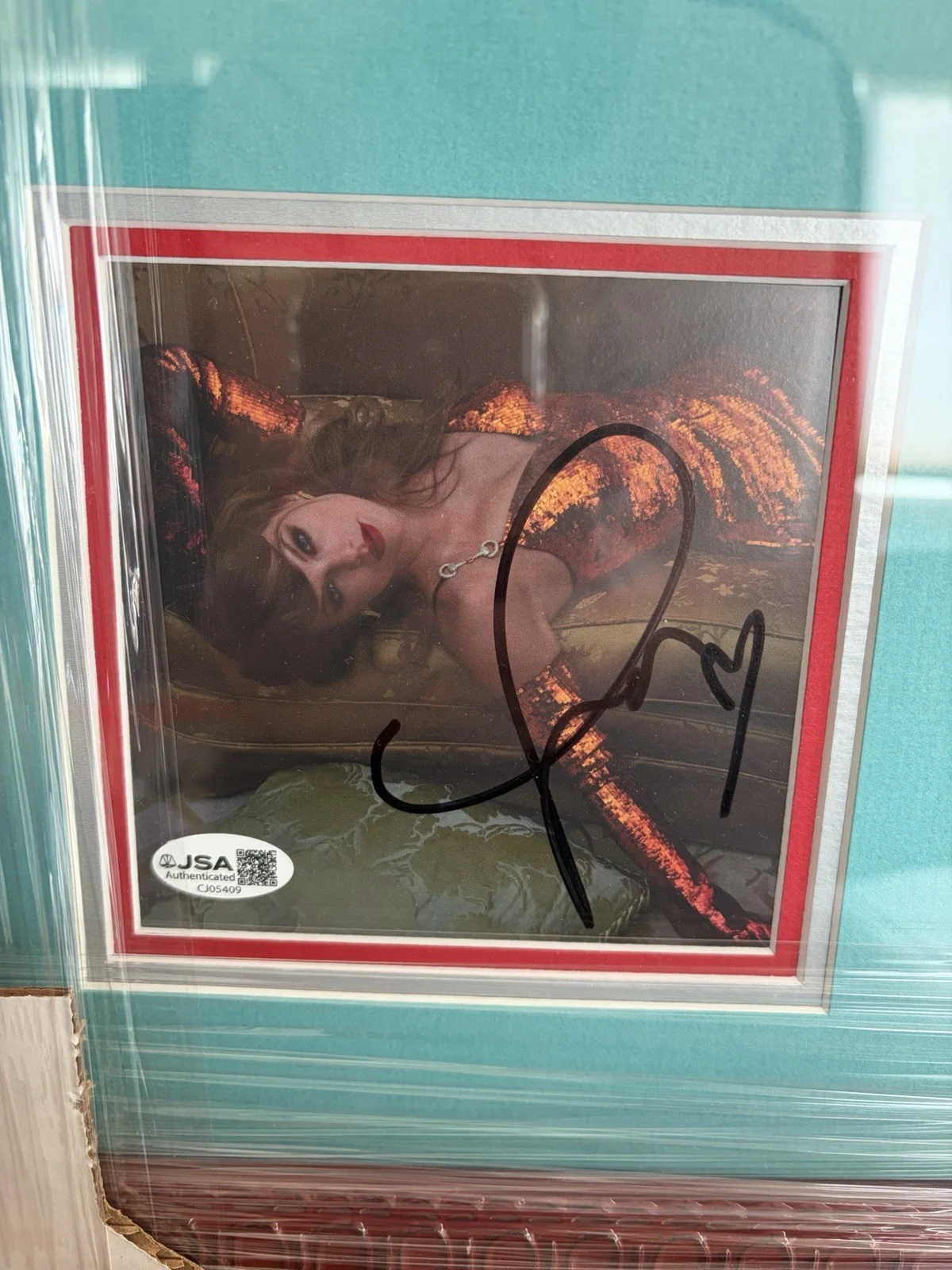 SIGNED Taylor Swift 33x30 Custom Framed Showgirl ALL PHOTOS Auto Display JSA COA, изображение 2