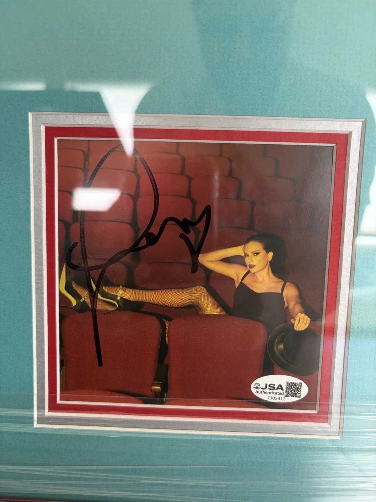 SIGNED Taylor Swift 33x30 Custom Framed Showgirl ALL PHOTOS Auto Display JSA COA, изображение 3