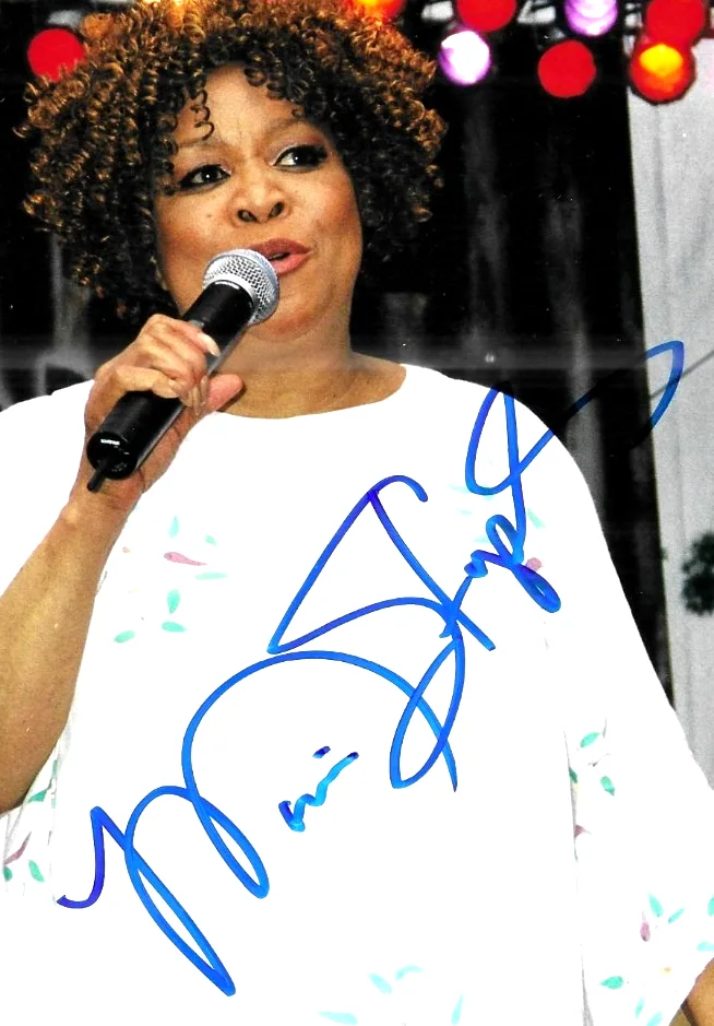 Mavis Staples signed 10x8 color photo, image 2