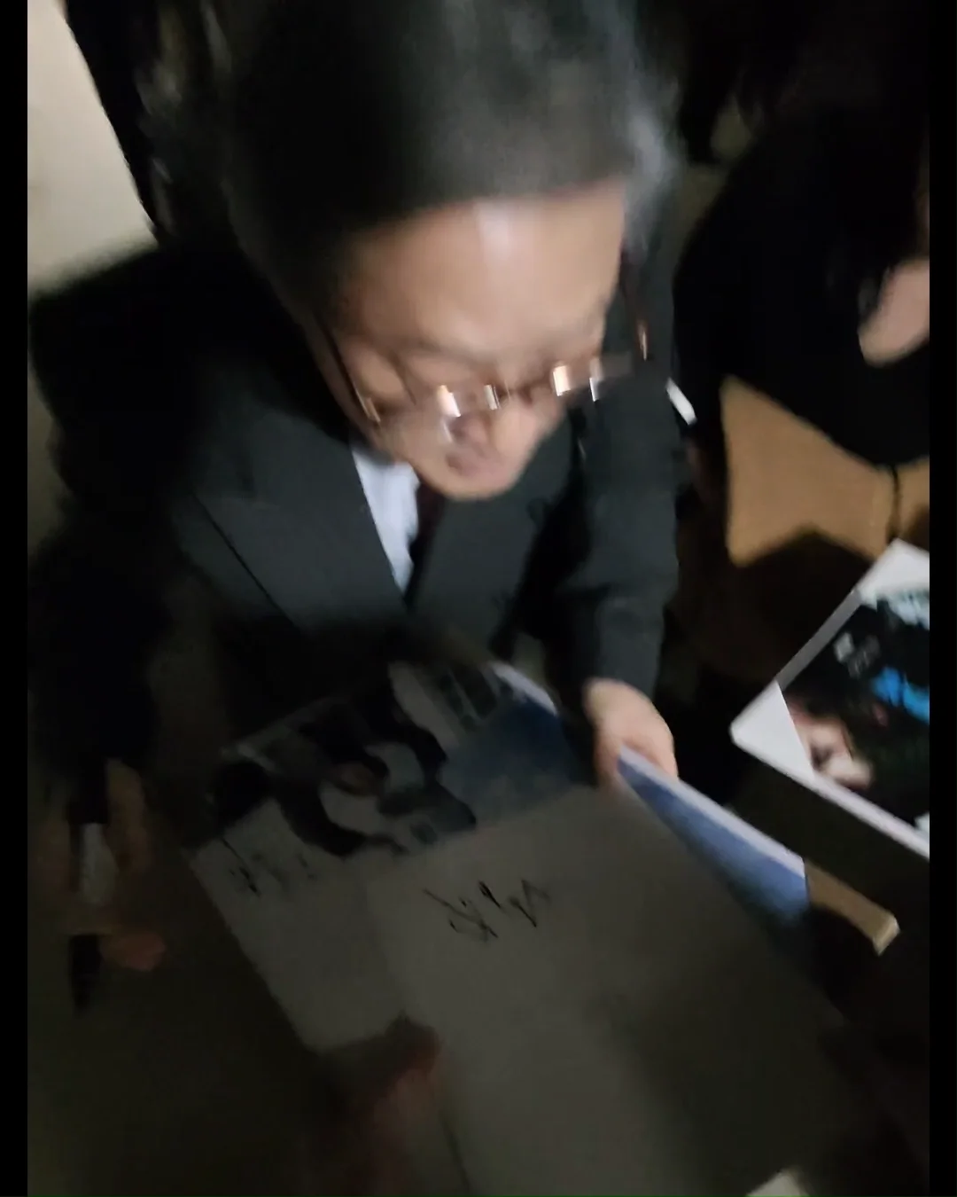 LEE BYUNG-HUN & PARK CHAN-WOOK SIGNED NO OTHER CHOICE 12x18 PHOTO w/PROOF & COA, изображение 2