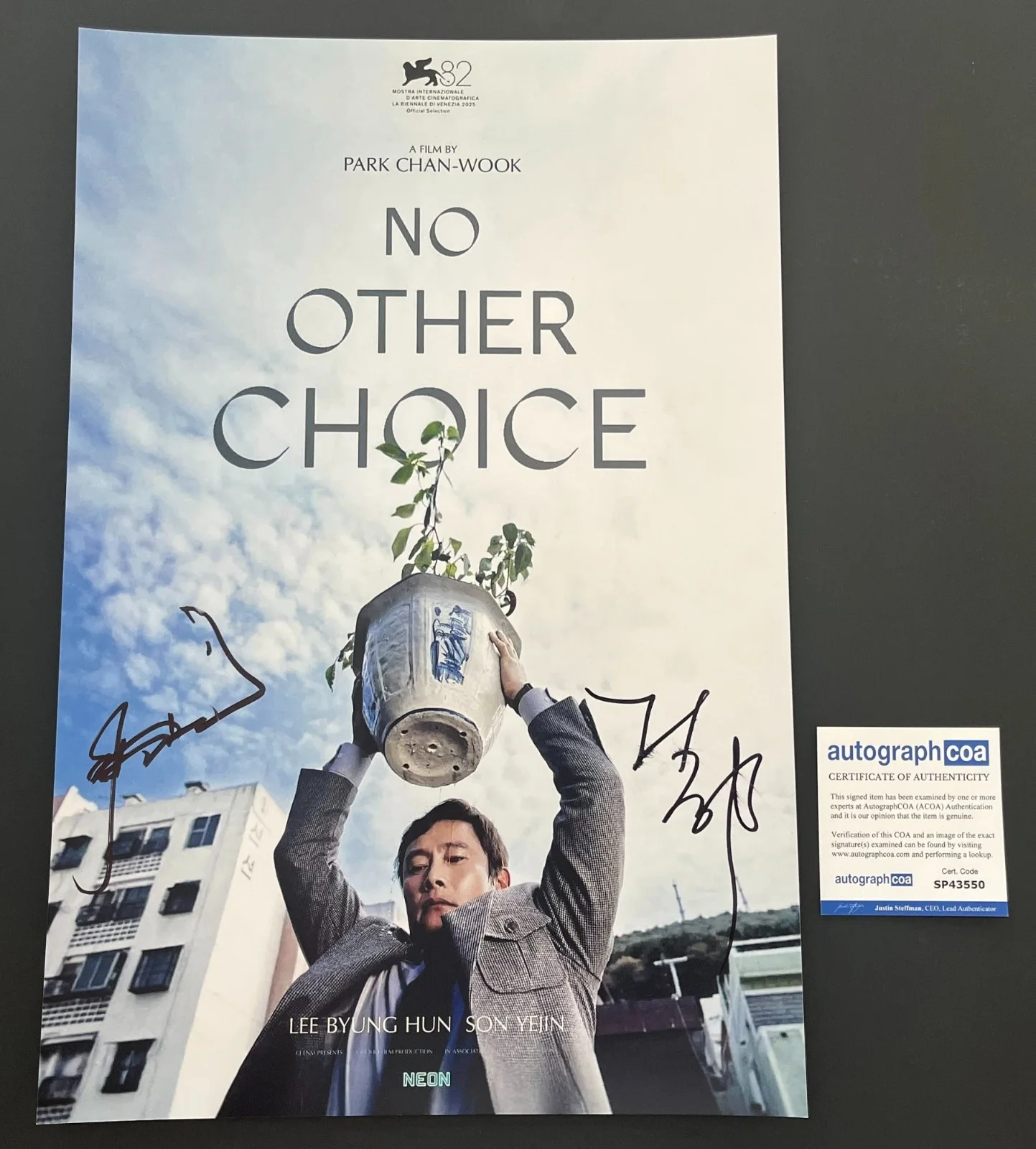 LEE BYUNG-HUN & PARK CHAN-WOOK SIGNED NO OTHER CHOICE 12x18 PHOTO w/PROOF & COA, изображение 3