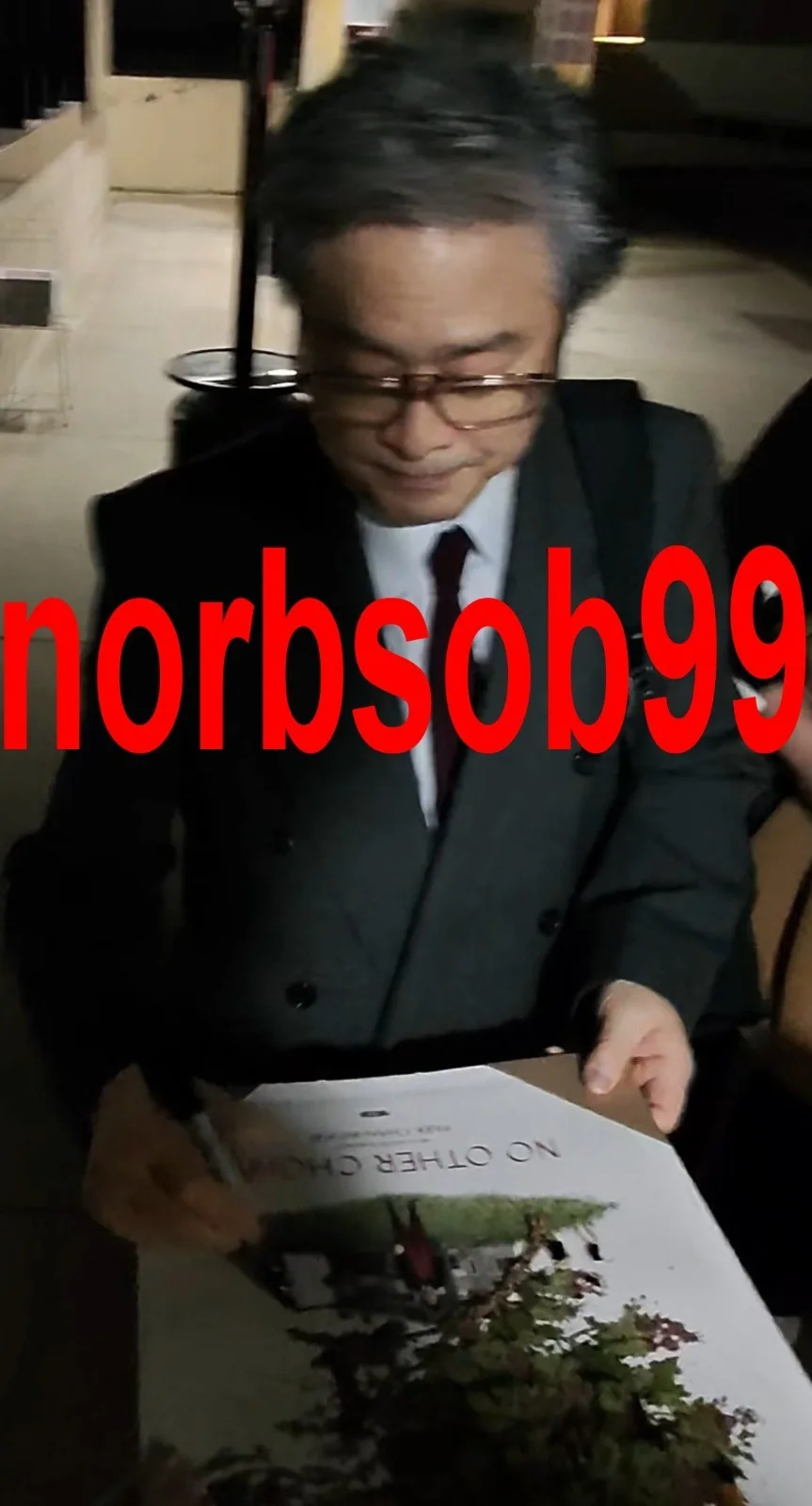 PARK CHAN-WOOK & LEE BYUNG-HUN SIGNED NO OTHER CHOICE 12x18 PHOTO w/PROOF & COA, изображение 4
