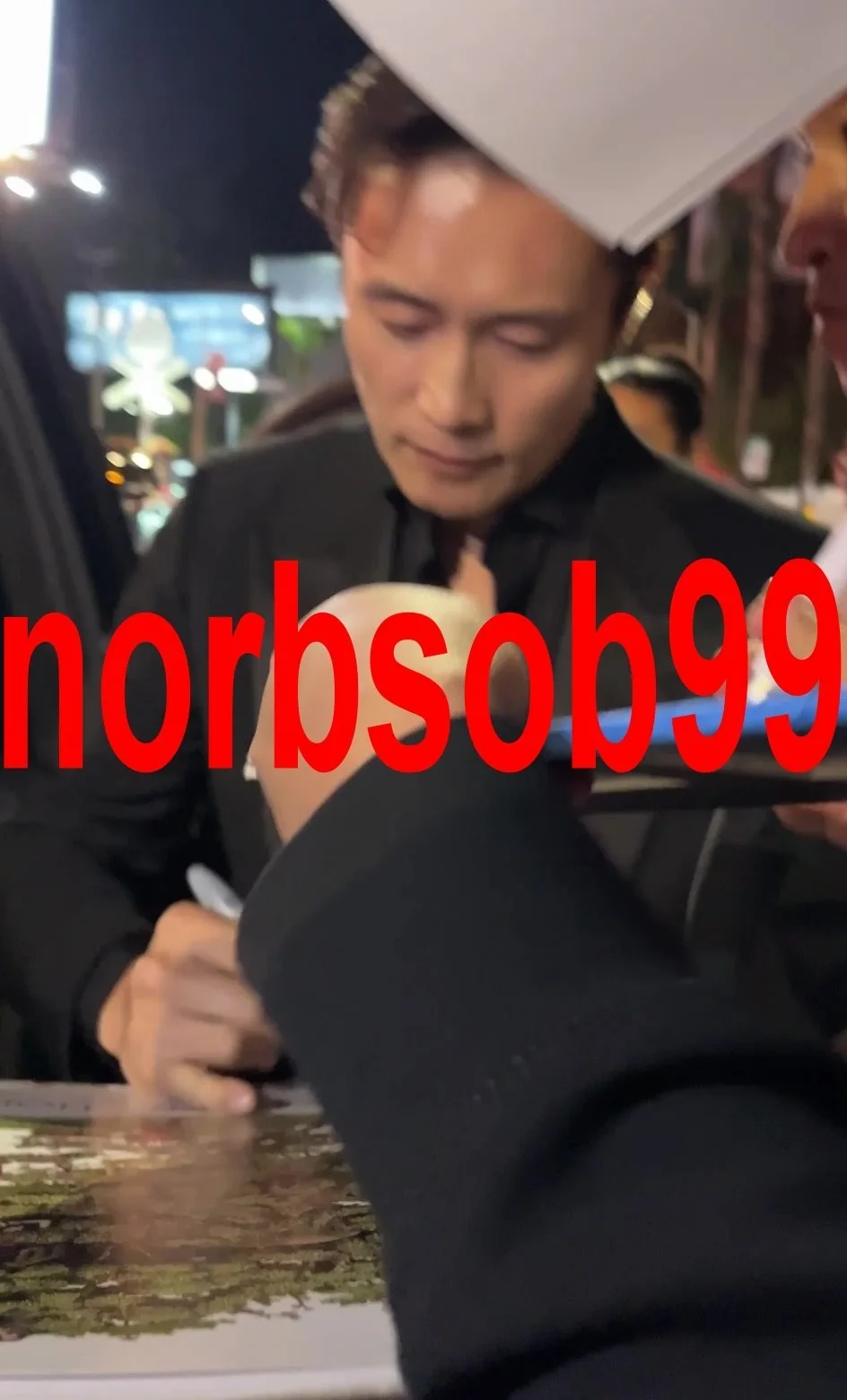 PARK CHAN-WOOK & LEE BYUNG-HUN SIGNED NO OTHER CHOICE 12x18 PHOTO w/PROOF & COA, изображение 5
