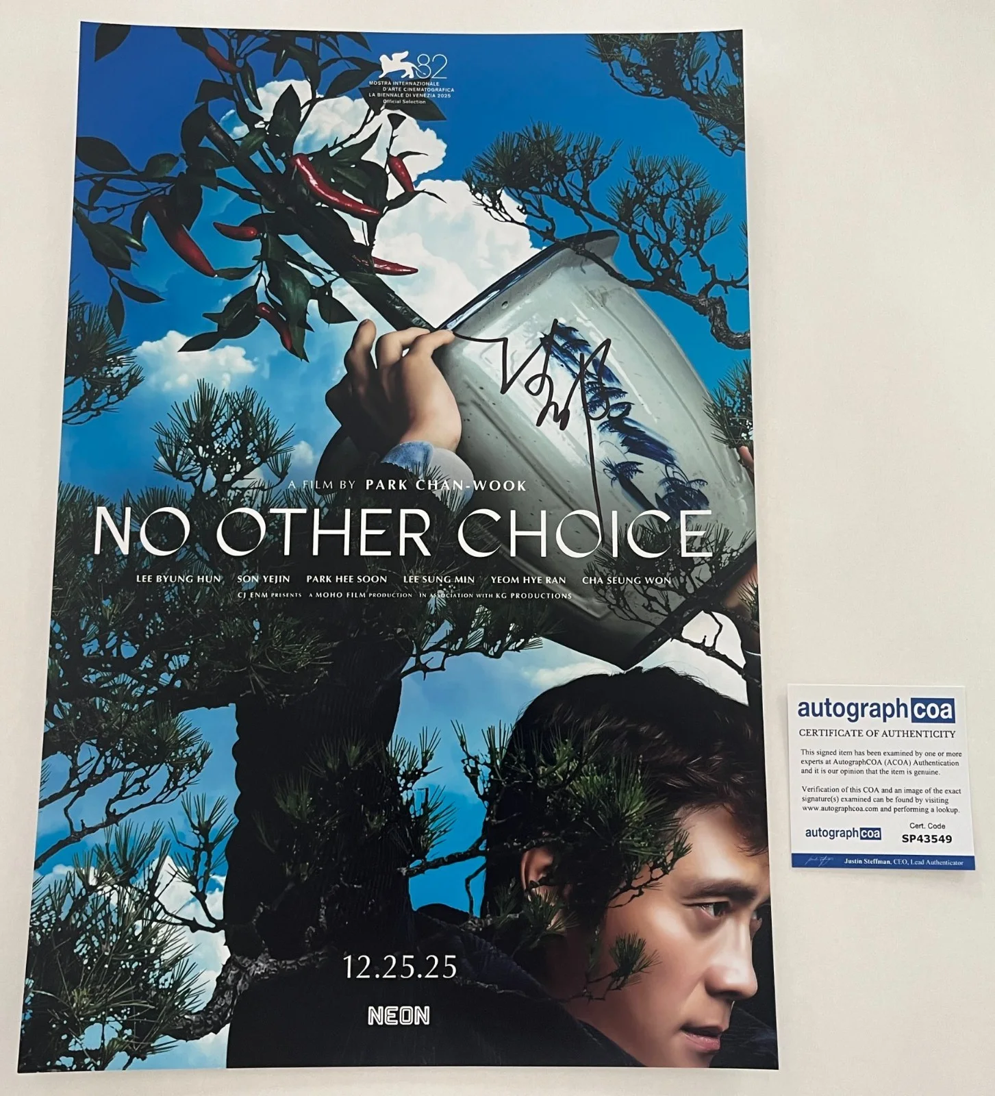 PARK CHAN-WOOK SIGNED NO OTHER CHOICE 12x18 PHOTO w/EXACT VIDEO PROOF & ACOA COA, изображение 3