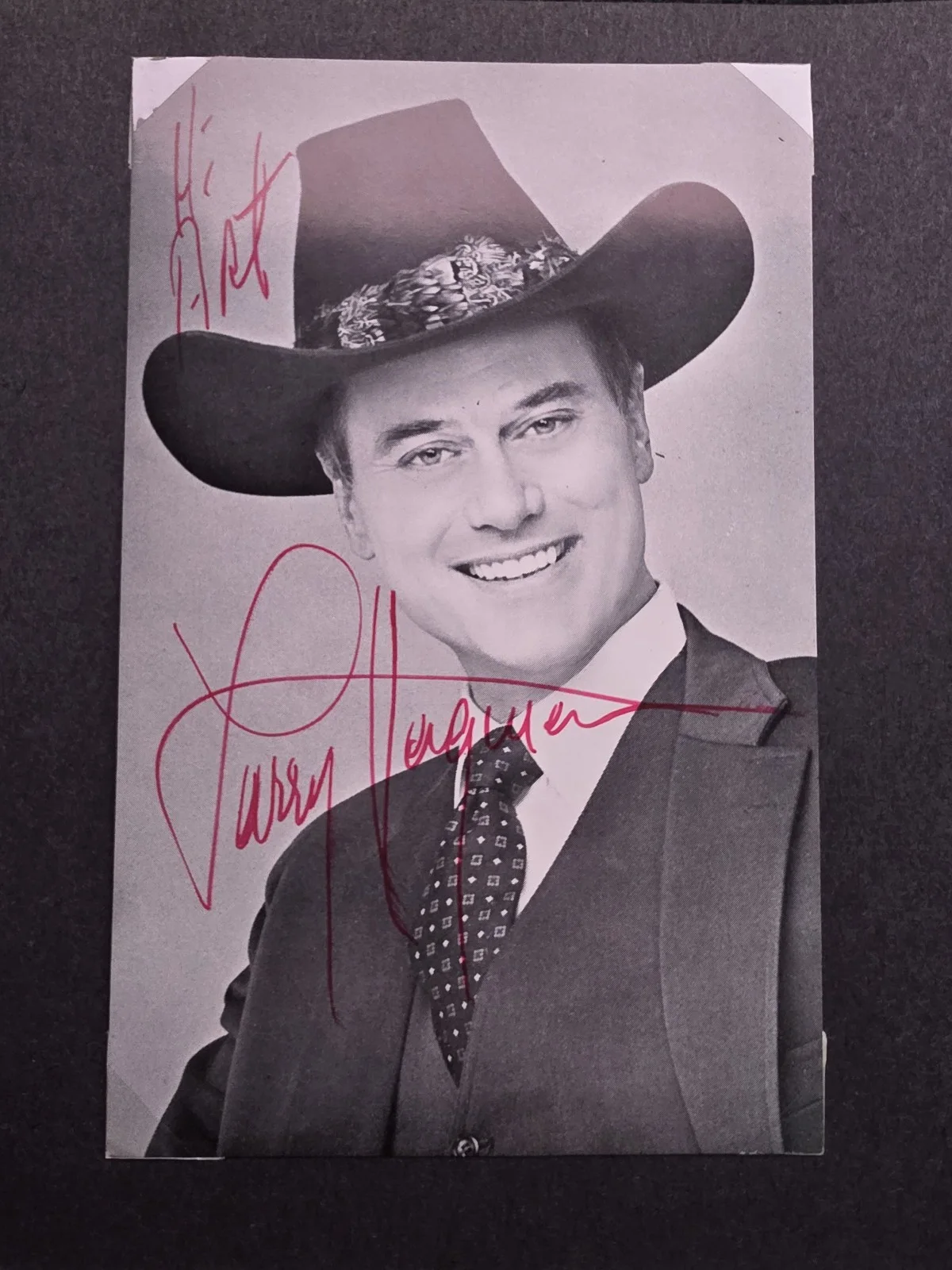 Larry Hagman Signed Autographs – Picture & Index Card with Envelope Autographs (, изображение 2