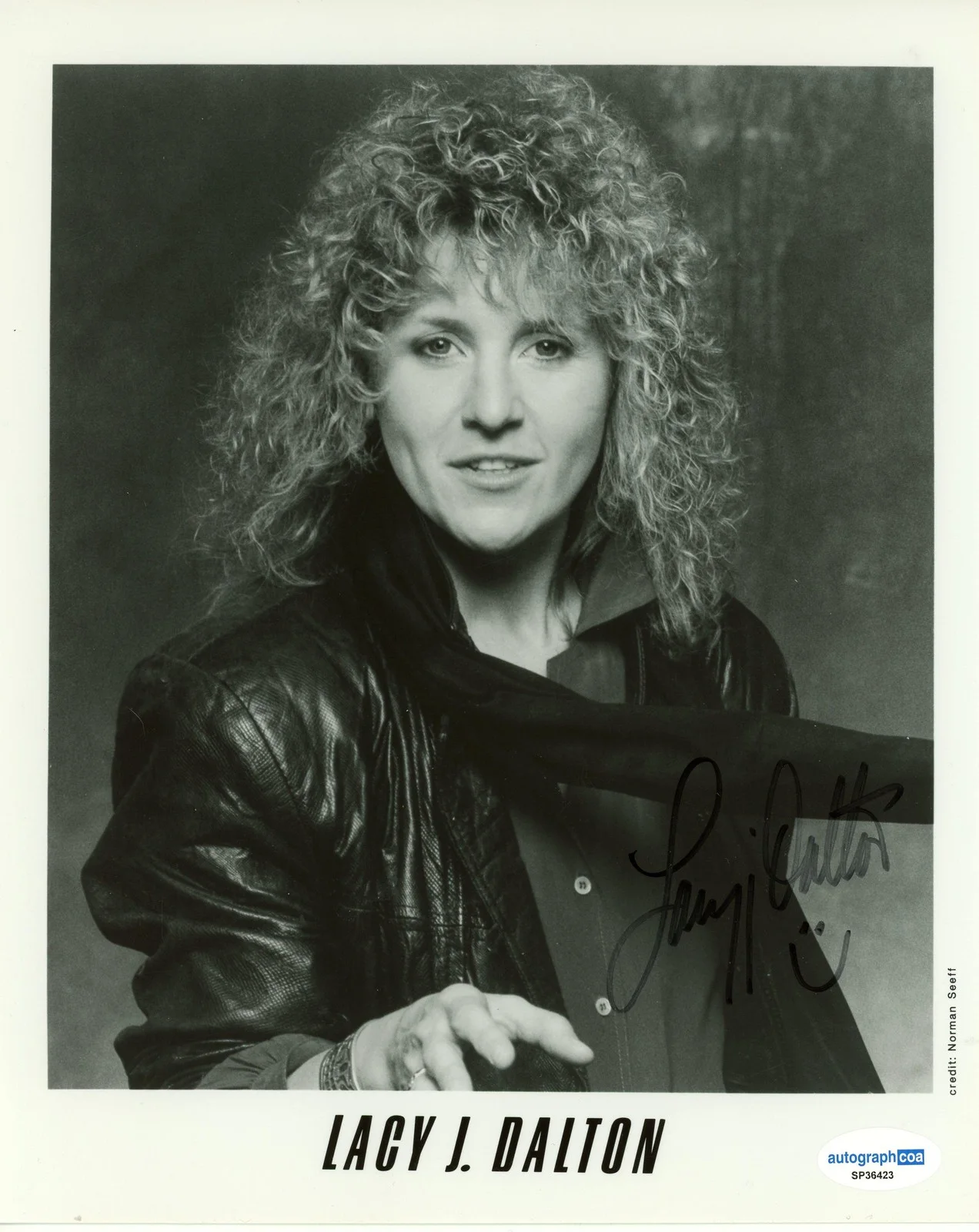 Lacy J. Dalton — Lacy J. Dalton "Crazy Blue Eyes" Country Singer AUTOGRAPH Signed 8x10 Photo ACOA, изображение 2