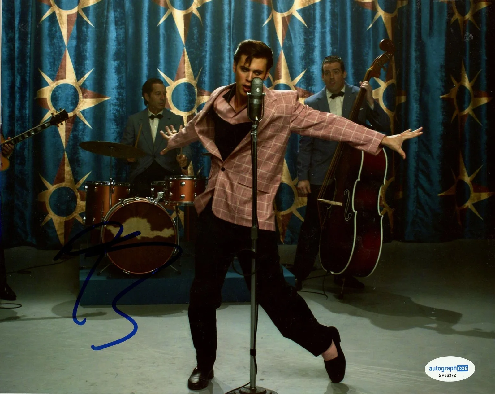 Austin Butler — Austin Butler "Elvis" AUTOGRAPH Signed Autographed 8x10 Photo ACOA, изображение 2