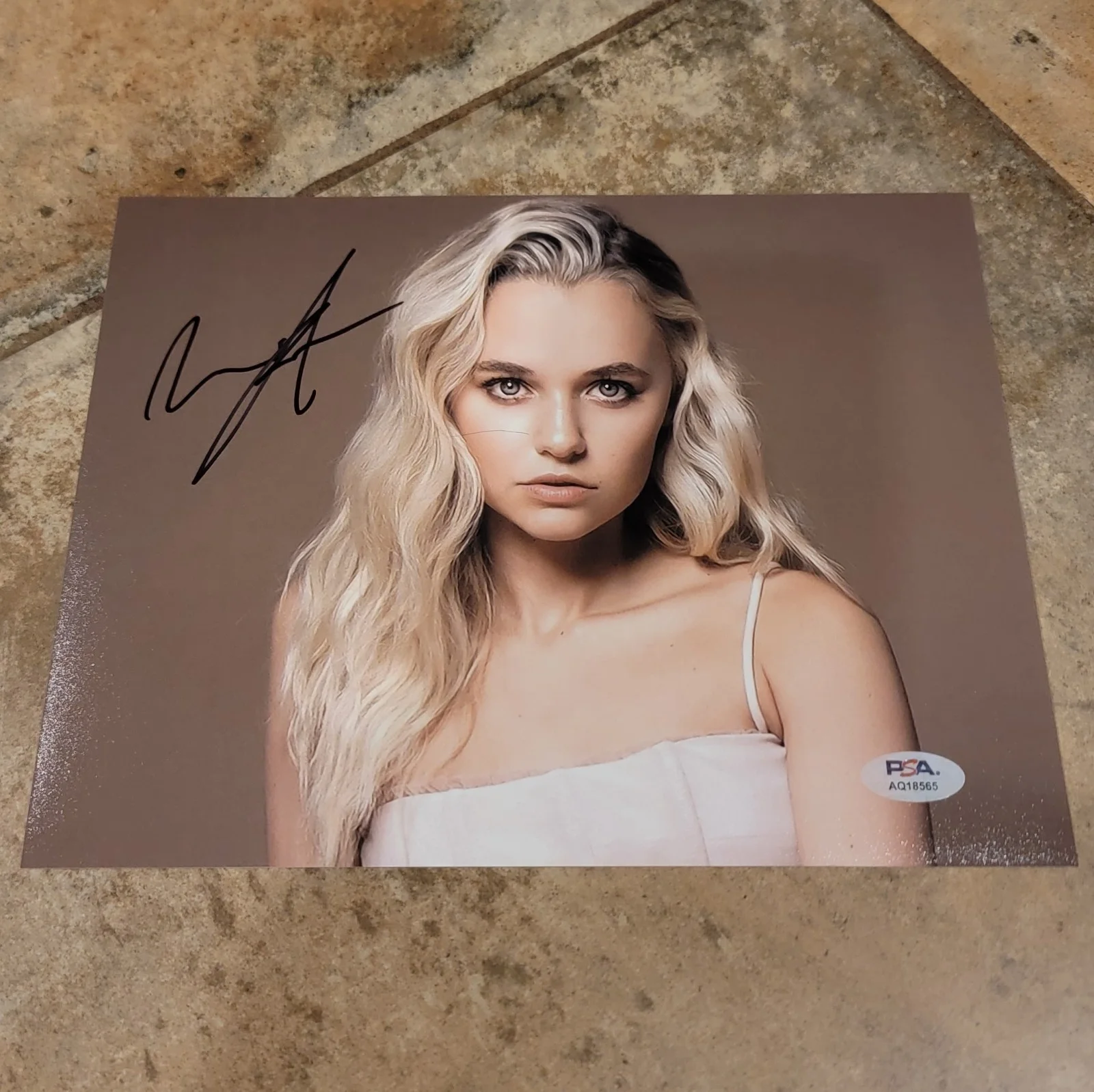 Madison Iseman — Madison Iseman signed 8x10 photo autograph PSA DNA photoshoot portrait face