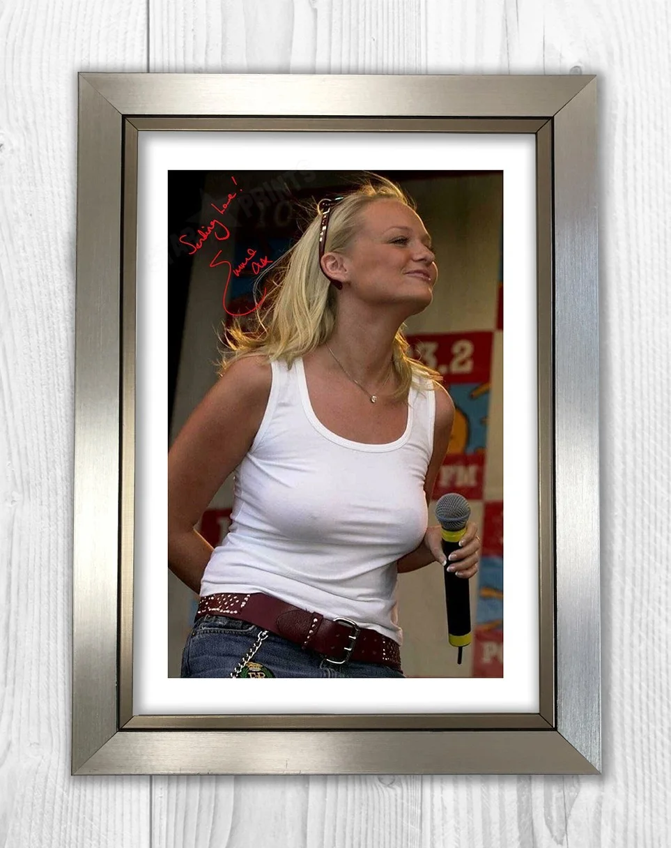 Emma Bunton in a revealing top A4 repro autographed poster. Choice of frame, изображение 3