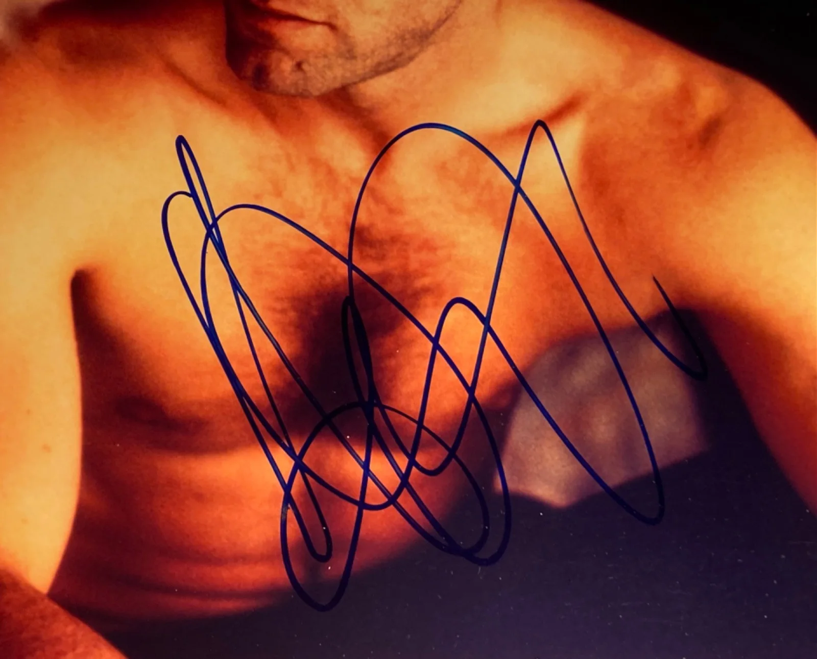 Hand SIGNED Aaron Eckhart 8x10 Shirtless Photo - Two Face (Batman), Ben Logan, e, image 3