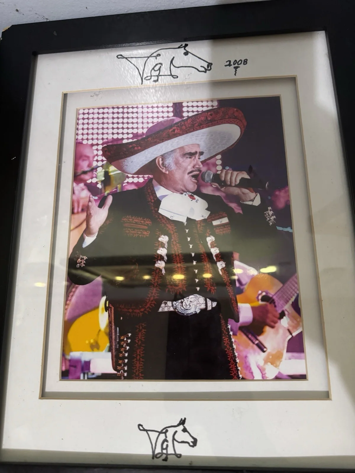 vicente fernandez — Vicente Fernandez Hand Autographed Picture Frame 2008, image 2